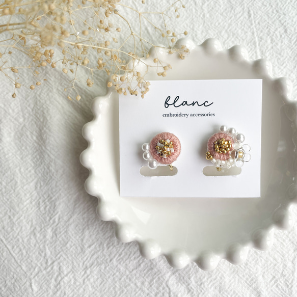 blanc 刺繍 パール ピアス/イヤリング 1枚目の画像