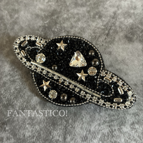刺繍ブローチ　ハンドメイド　宇宙 キラキラ土星型ビーズ刺繍ブローチ❤️デリカビーズステッチ ライン