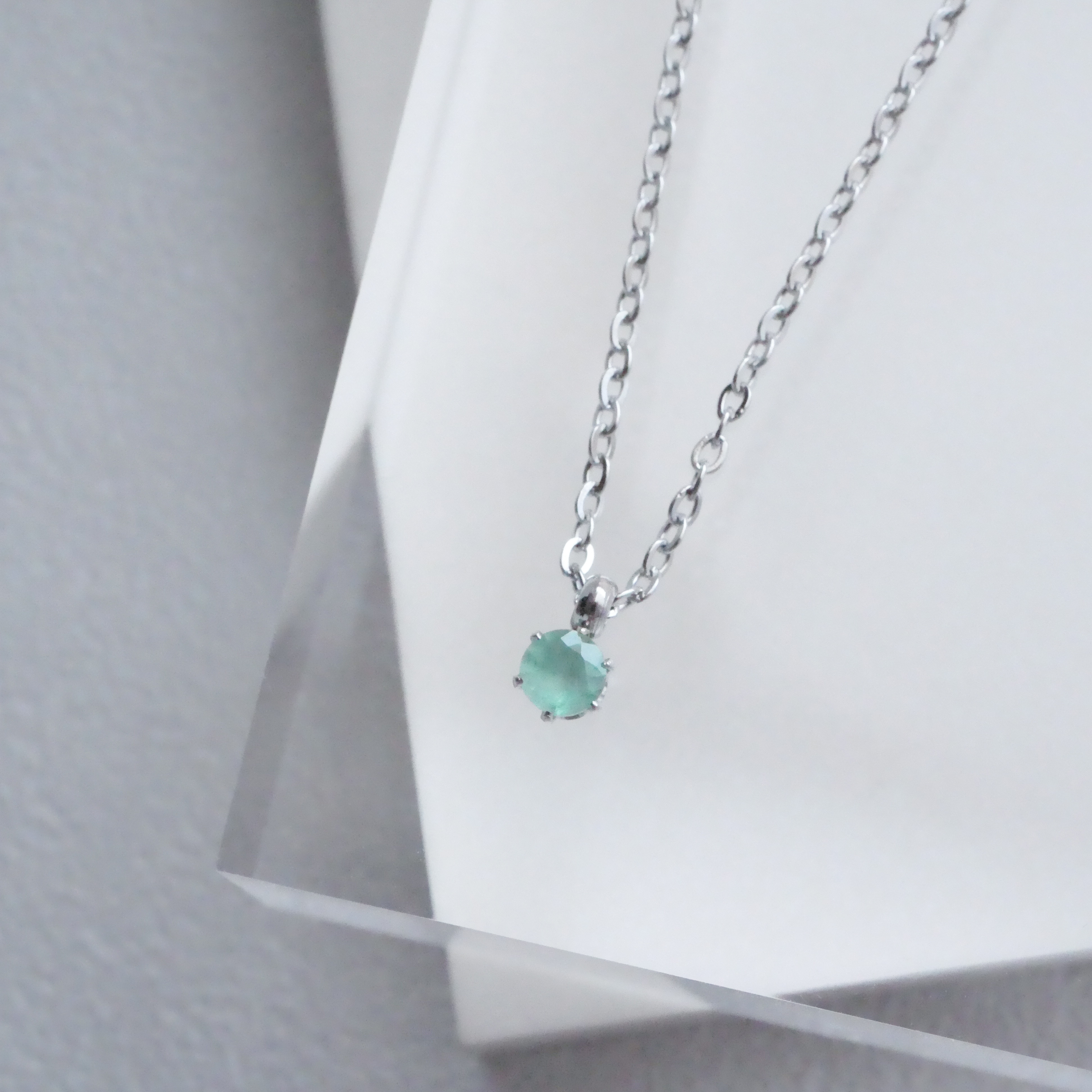 エメラルド一粒ネックレス　５月誕生石　３ｍｍ　サージカルステンレス　誕生日プレゼント　ゴールド　シルバー　ピンクゴールド
