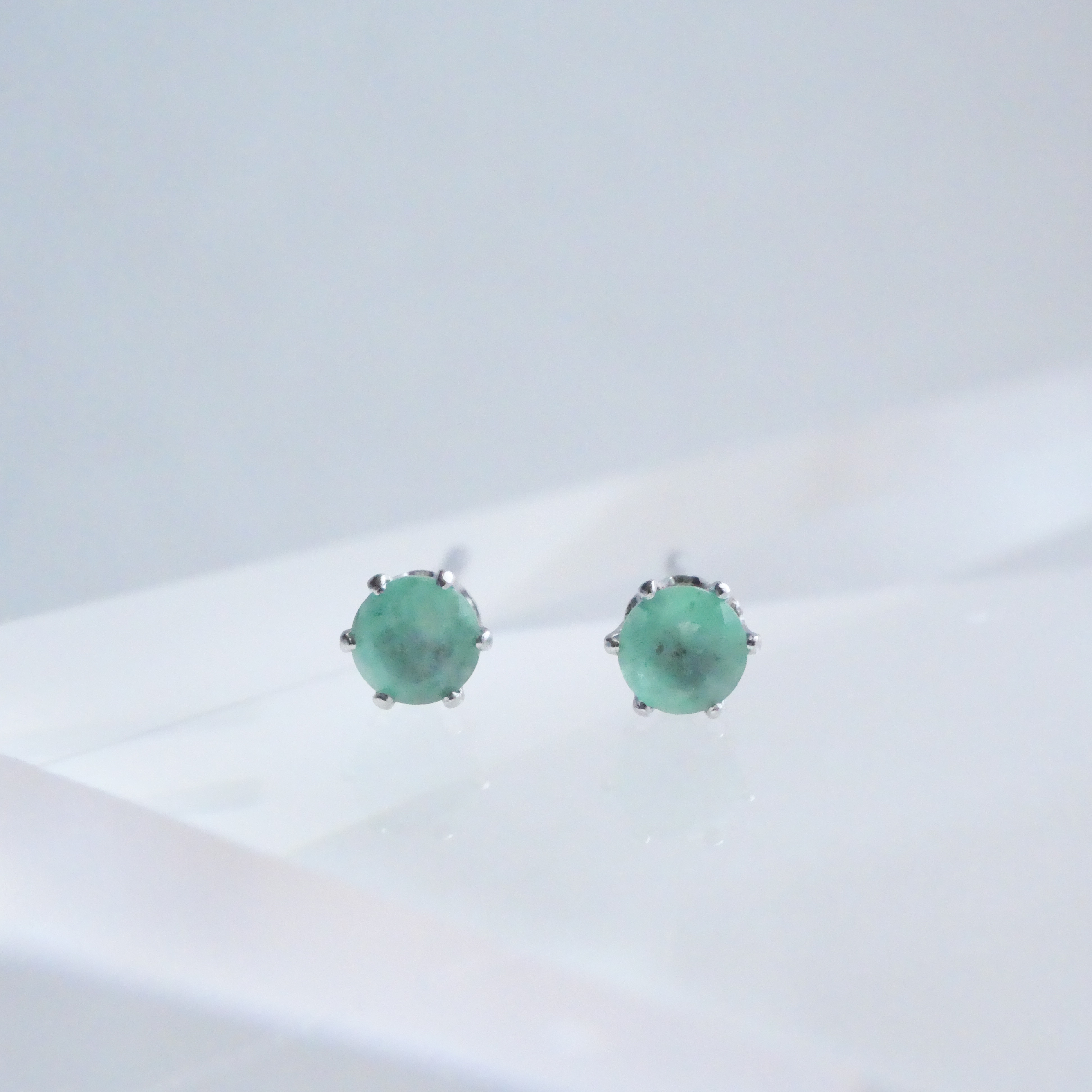 エメラルドの一粒ピアスとネックレスの2点セット　５月誕生石 サージカルステンレス　金属アレルギー対応　ゴールド　シルバー