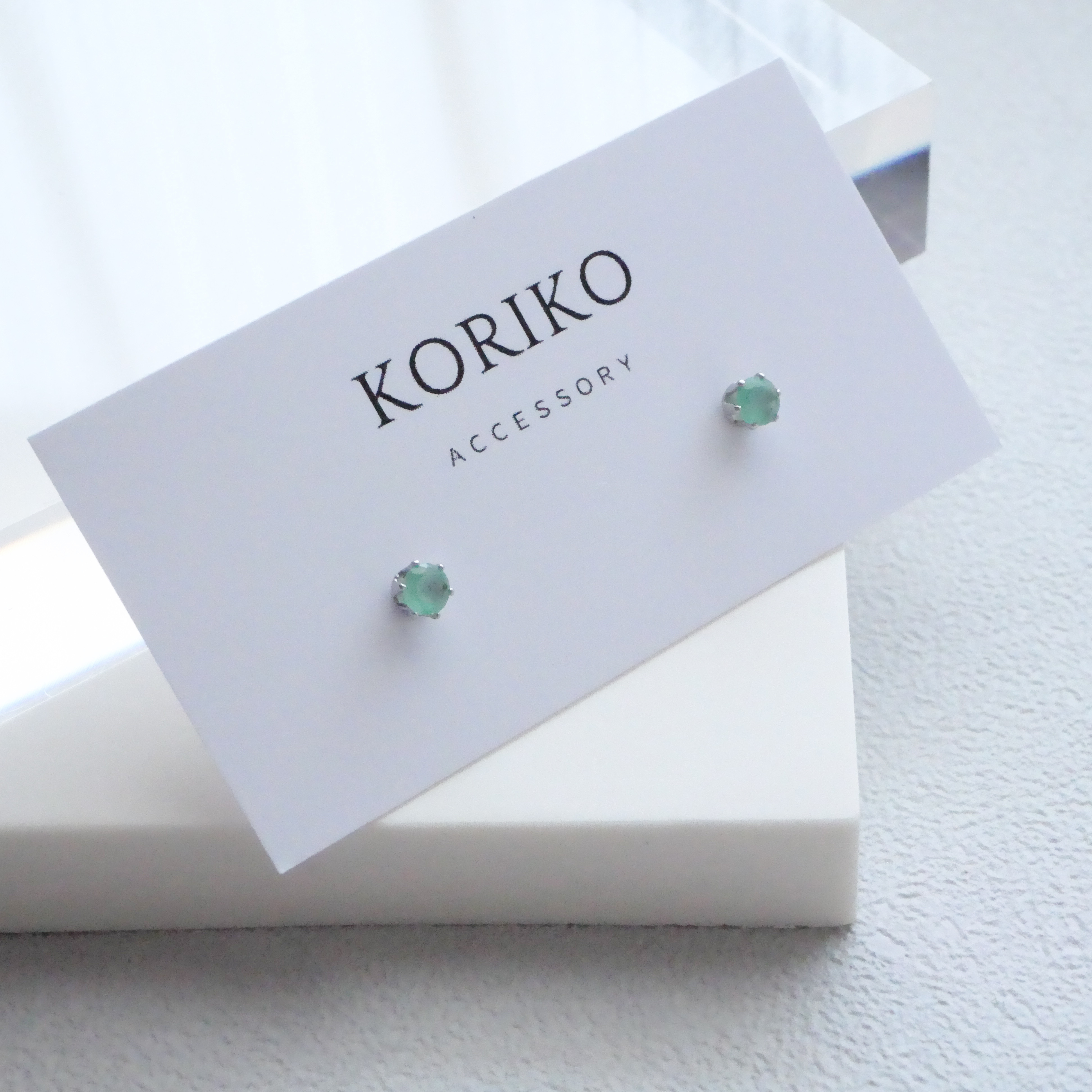 エメラルドの一粒ピアスとネックレスの2点セット　５月誕生石 サージカルステンレス　金属アレルギー対応　ゴールド　シルバー