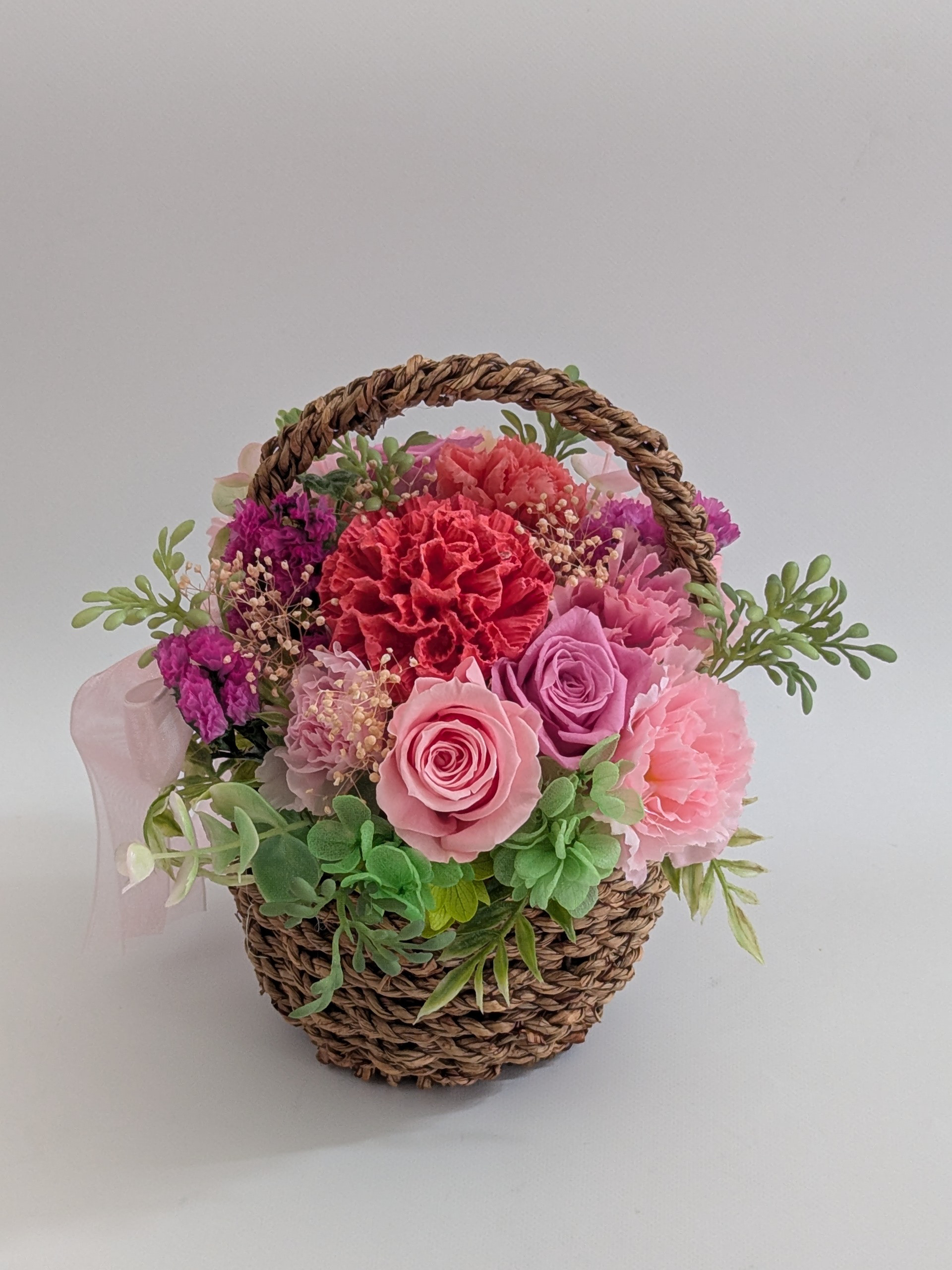 漆喰の花（カーネーション）、プリザーブドフラワーとアーティフィシャルフラワーをたくさん使った小さめのピンク系の花かご