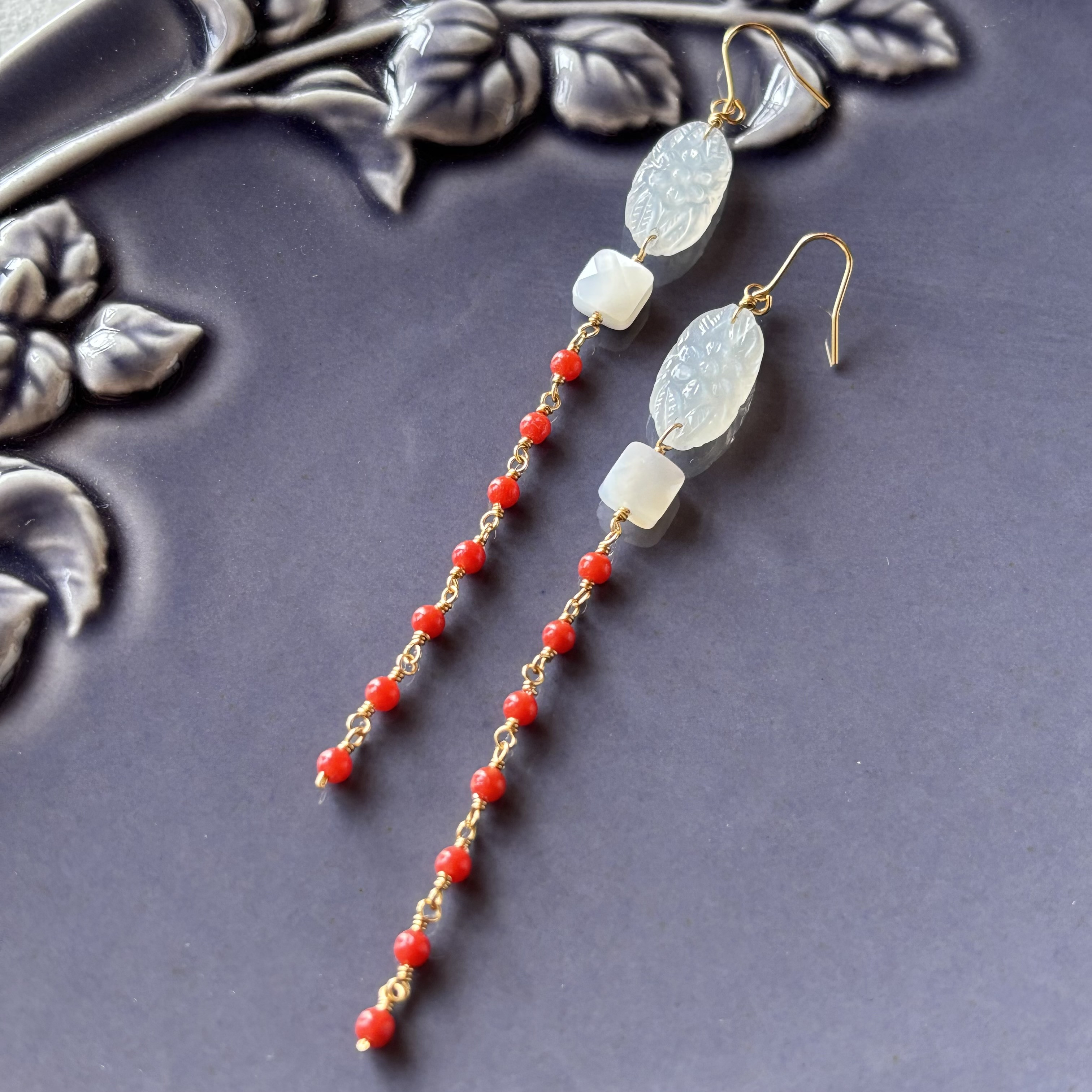 カービングムーンストーンとサルディーニャ産サンゴのロングピアス/14kgf