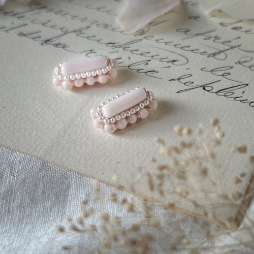 くすみピンクのヴィンテージビーズに小粒パールを添えた ビーズ刺繍