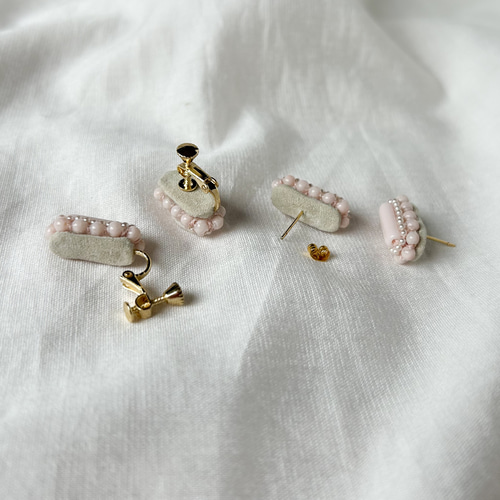 【専用】ビーズ刺繍ピアス*くすみピンクとパールにアンティークブルーゴールドリボン くすみピンクのヴィンテージビーズに小粒パールを添えた ビーズ刺繍