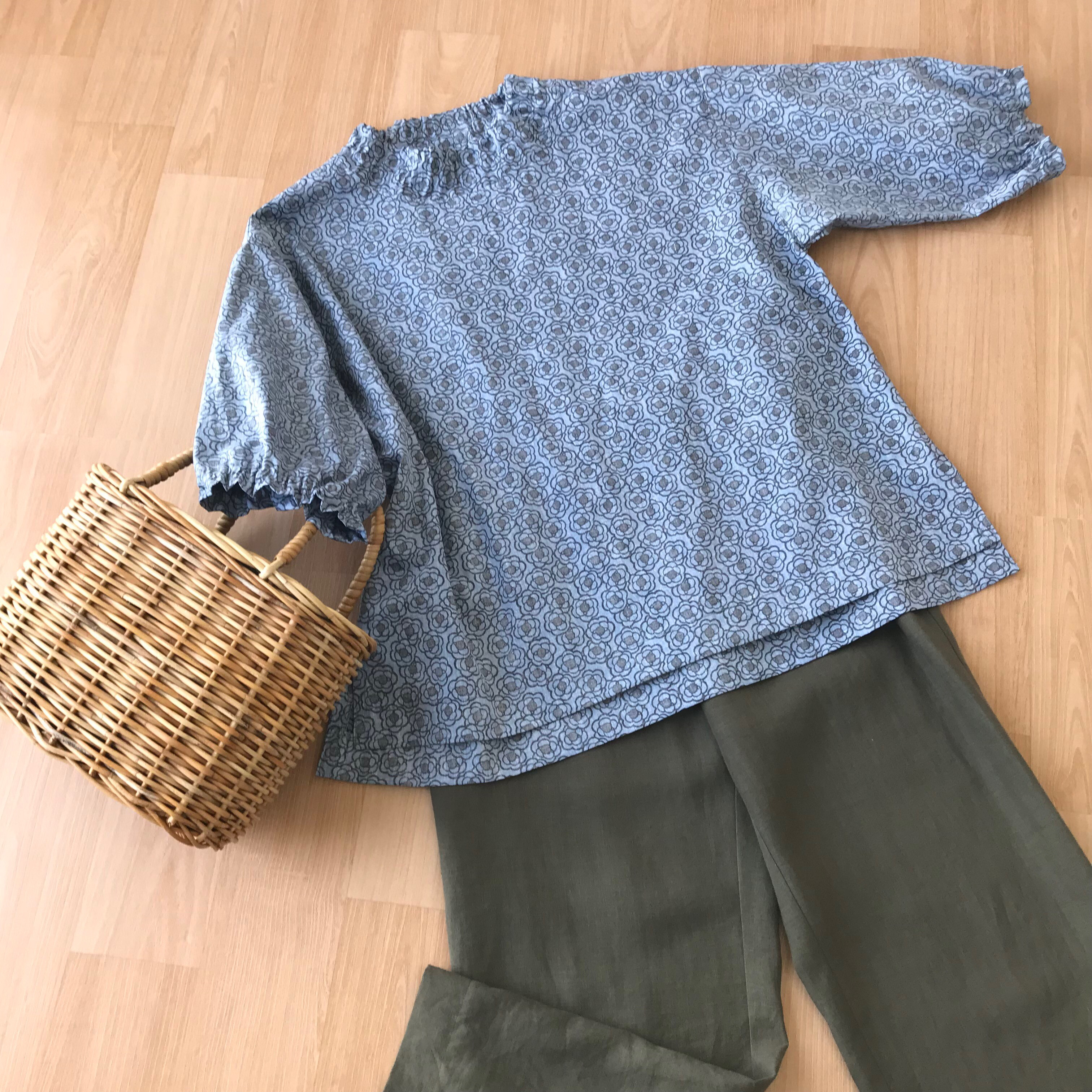 小花柄　ゆったり　ブラウス　[衿ぐり.袖口ゴム仕様]