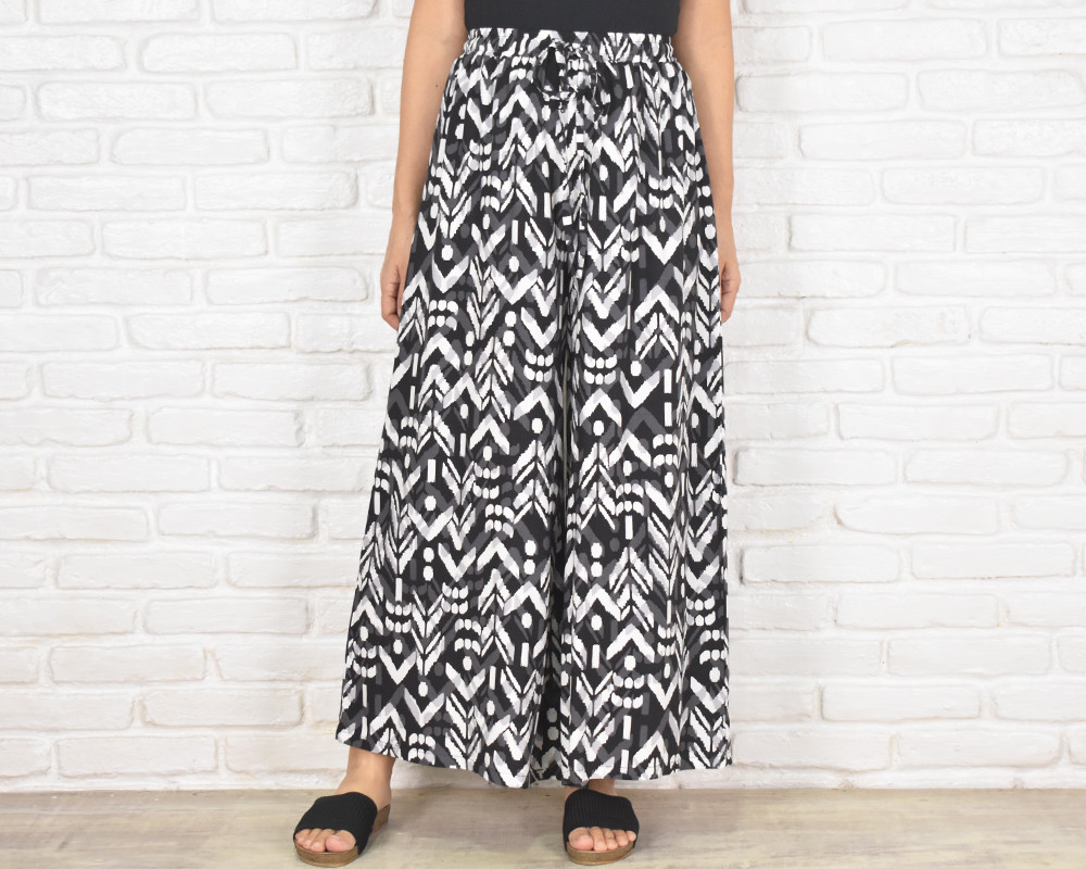さらりとしたエスニック柄のワイドパンツ　キュロット　ブラック　黒