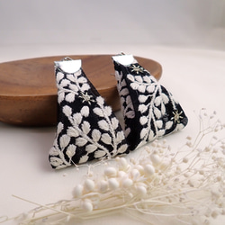 omana 様お取引中⭐3553⭐❣️大人可愛い春夏アクセ❣️オリジナル✴インド刺繍 再販 プチギフトに そよ風に揺れる インド刺繍リボンのピアス