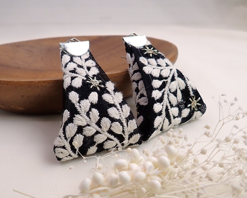 再販 プチギフトに そよ風に揺れる インド刺繍リボンのピアス