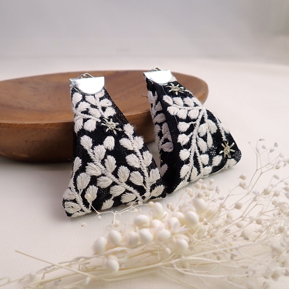 メグえもん 様お取引中⭐3655⭐❣️大人可愛い春夏アクセ❣️オリジナル✴インド刺繍 再販 プチギフトに そよ風に揺れる インド刺繍リボンのピアス