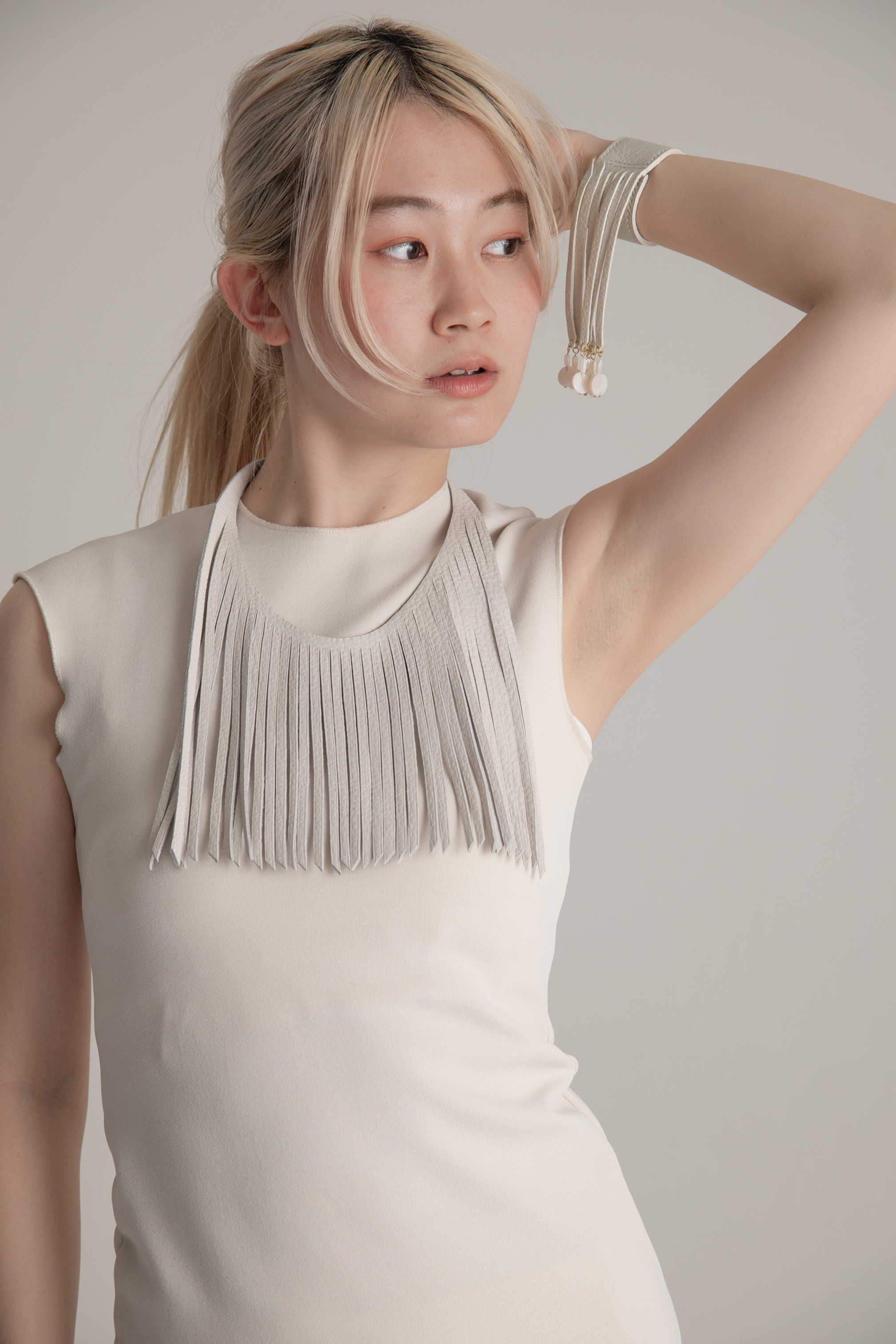 レザーフリンジネックレスWhite cowhide（柳に風001-NEC）柳に風シリーズ