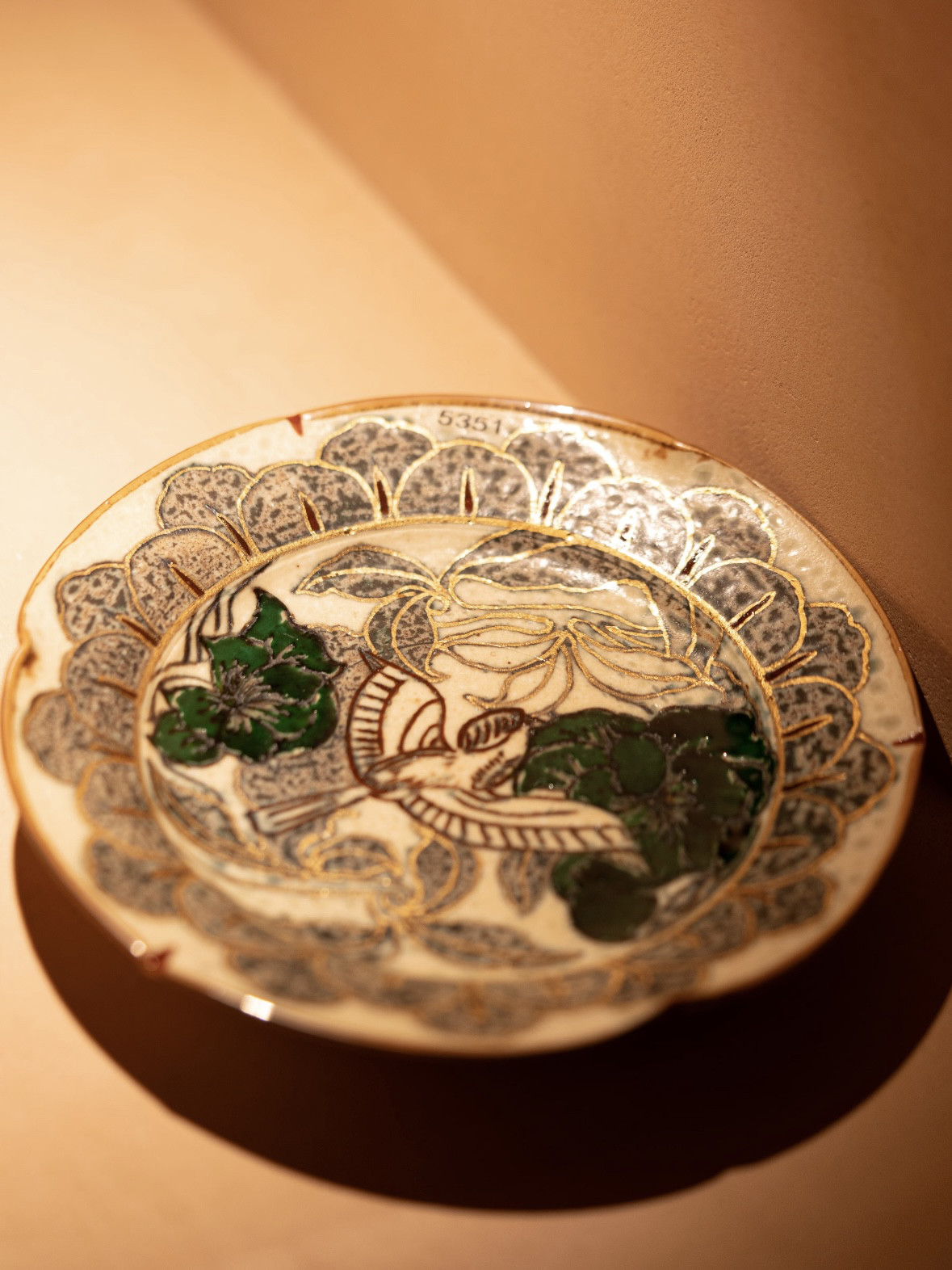 中国 三彩鳥図平碗　f2220714 詩瓷集 中国唐風 青花磁 古彩＋上絵金彩 花鳥文プレート｜菓子皿