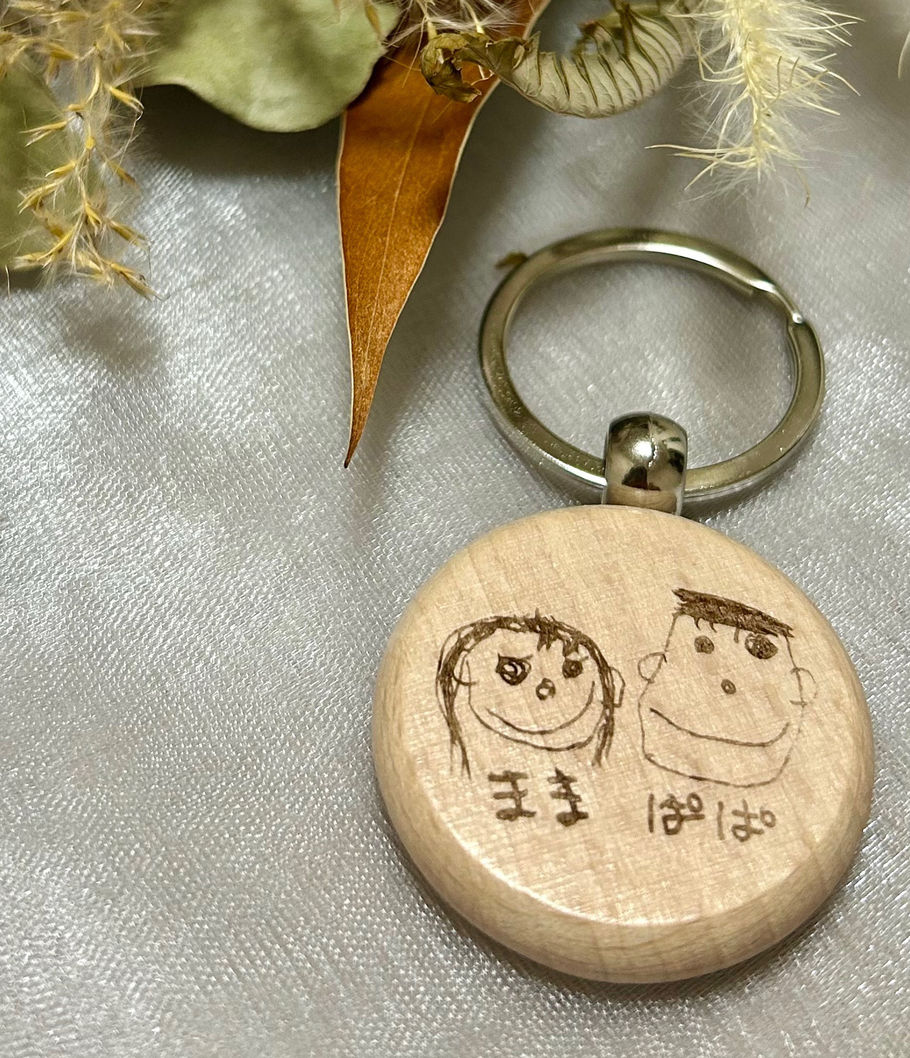 2名さま　A3サイズ【似顔絵オーダー】木目調フレーム　キーホルダー②