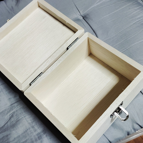 手作り木箱の小物入れ・桐材・パッチン錠・蓋開閉・無垢・未塗装
