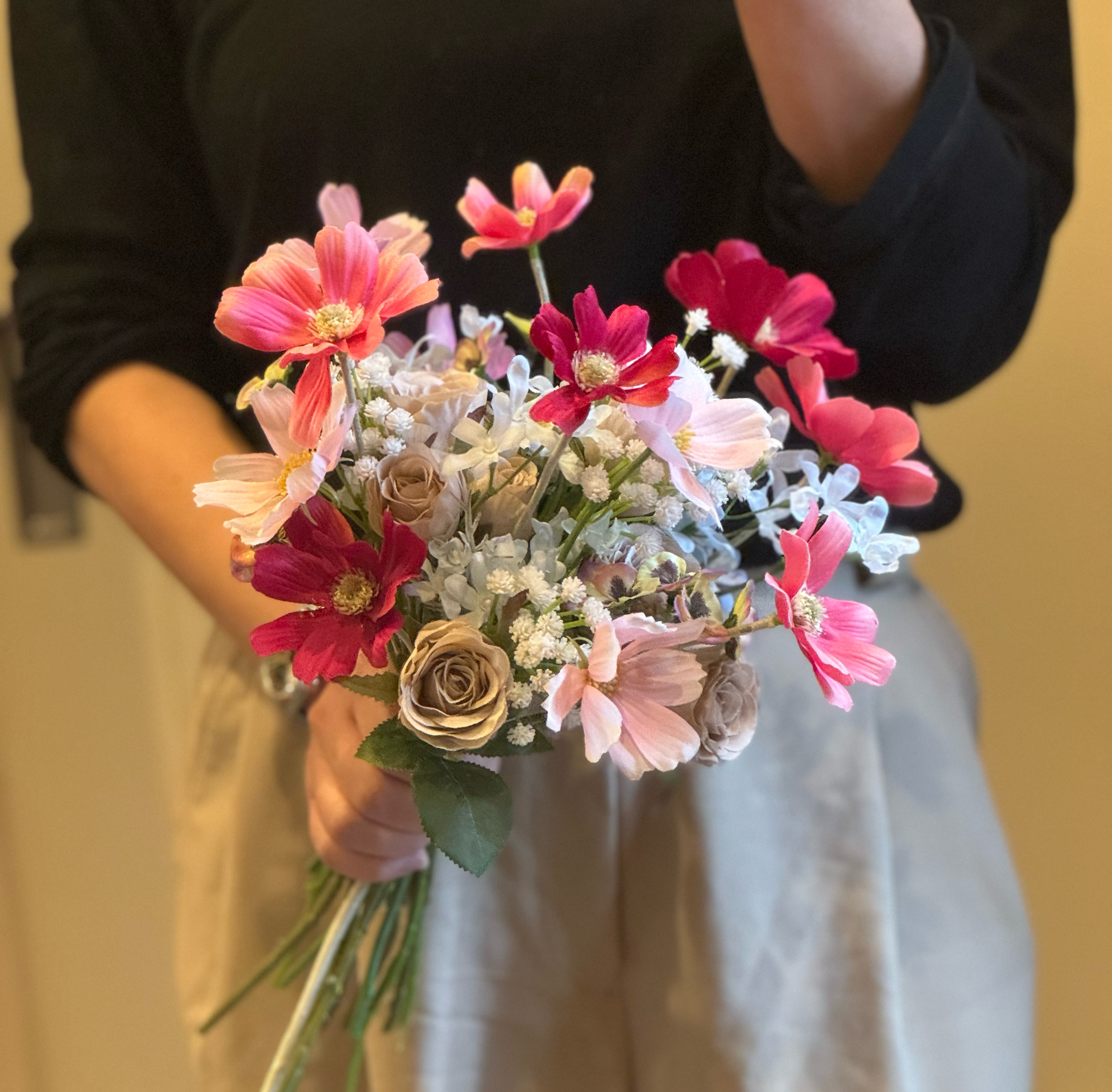 コスモスとカスミソウのコンパクトブーケ　前撮りブーケ　ウェルカムスペースブーケ　インテリアブーケ　造花ブーケ　ブートニア