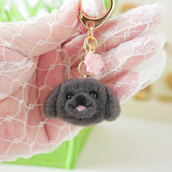 ペキニーズ ブラック お花キーホルダー バッグにつけて一緒にお出かけ ギフト プレゼント ペキニーズグッズ 1枚目の画像