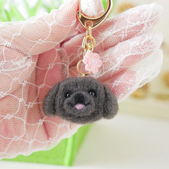 ペキニーズ ブラック お花キーホルダー バッグにつけて一緒にお出かけ ギフト プレゼント ペキニーズグッズ 1枚目の画像