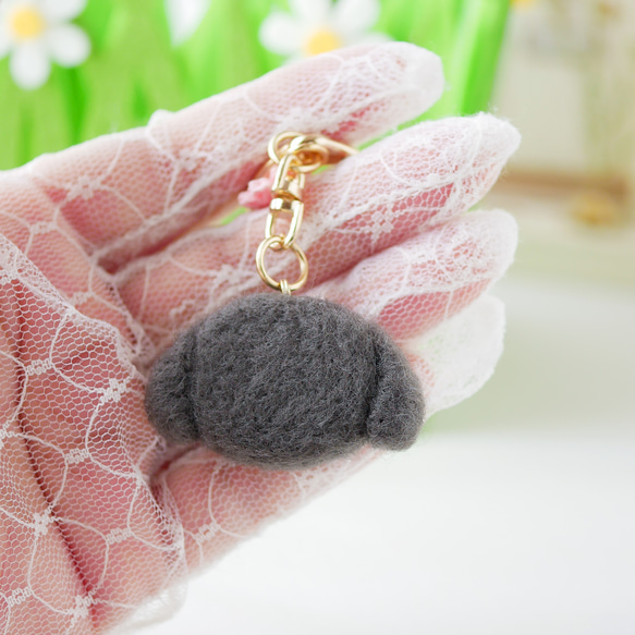 ペキニーズ ブラック お花キーホルダー バッグにつけて一緒にお出かけ ギフト プレゼント ペキニーズグッズ 4枚目の画像