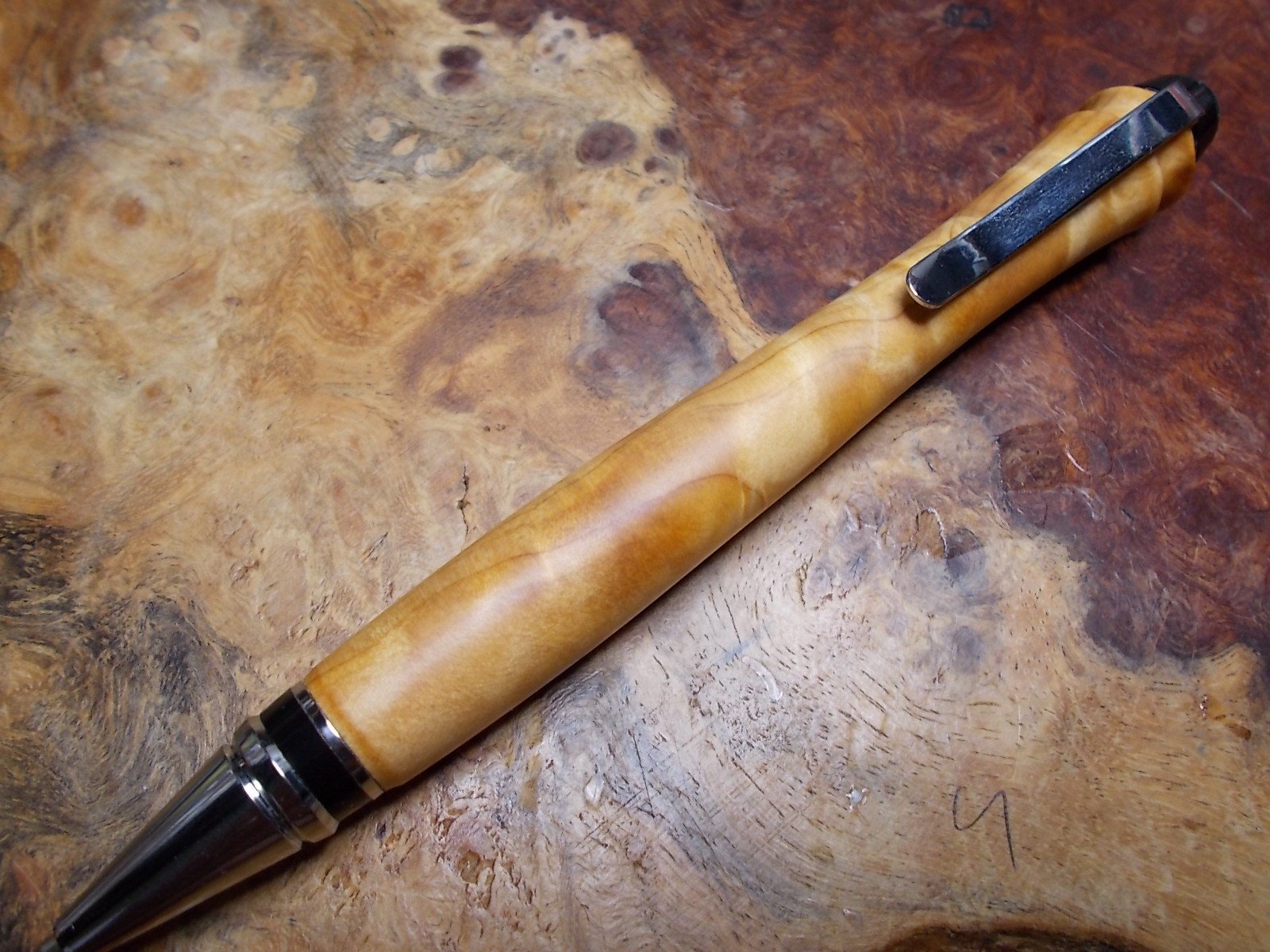 ヒノキ　油杢　ワンピースシガーのボールペン　　手作り品！