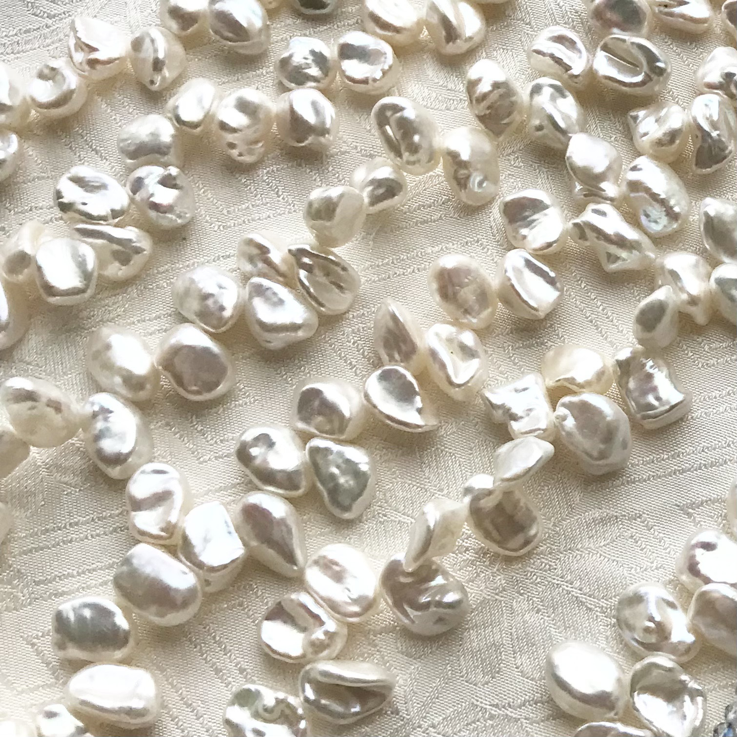 #501 野ばら甘く薫る【1連39㌢】【ふっくらしたケシ】クレオパトラ　ホワイト　7×10ミリ　湖水真珠　バロックパール