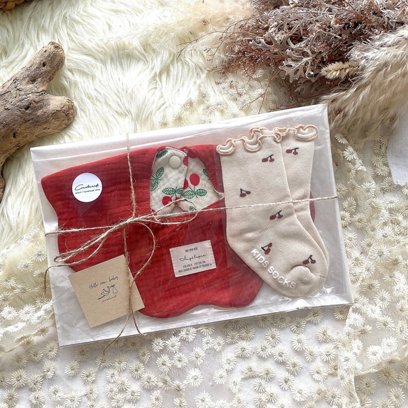 選べるデザイン⭐︎女の子2点セット出産祝い⸜❤︎⸝‍リバーシブルスタイ/プチギフトかわいい/おしゃれ/ 1枚目の画像