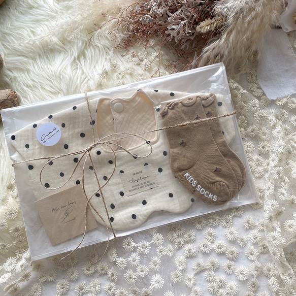 選べるデザイン⭐︎女の子2点セット出産祝い⸜❤︎⸝‍リバーシブルスタイ/プチギフトかわいい/おしゃれ/ 2枚目の画像