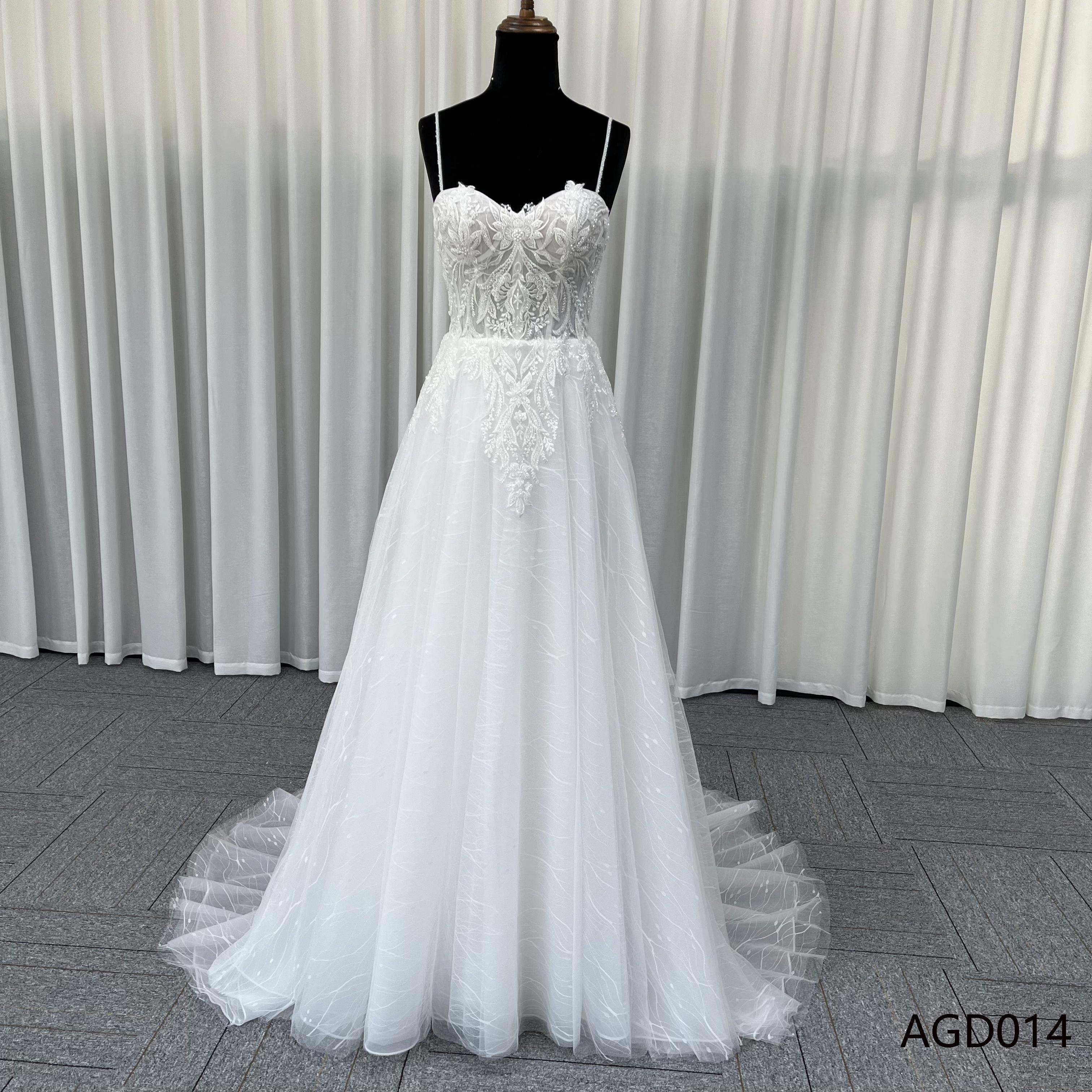 優雅　ファスナー　クラシカル　アンティークな刺繍　ホワイト　スレンダーライン　細見えシルエット　チュール　ラメ入り結婚式