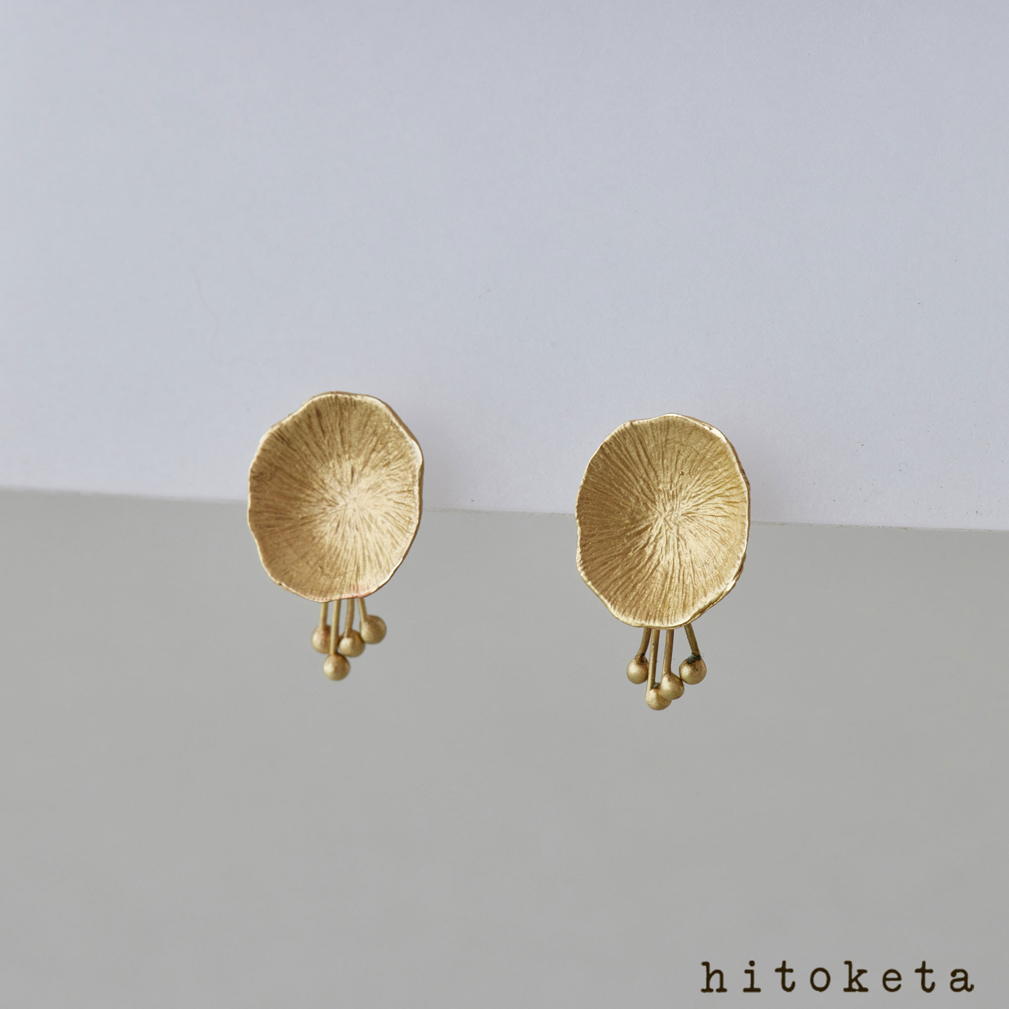 ナナシノミの真鍮ピアス