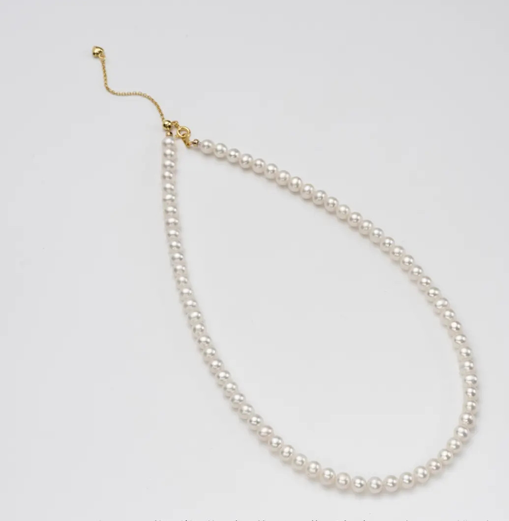 「小さな真珠一粒一粒が、静かで上品な」淡水パール　細目ネックレス