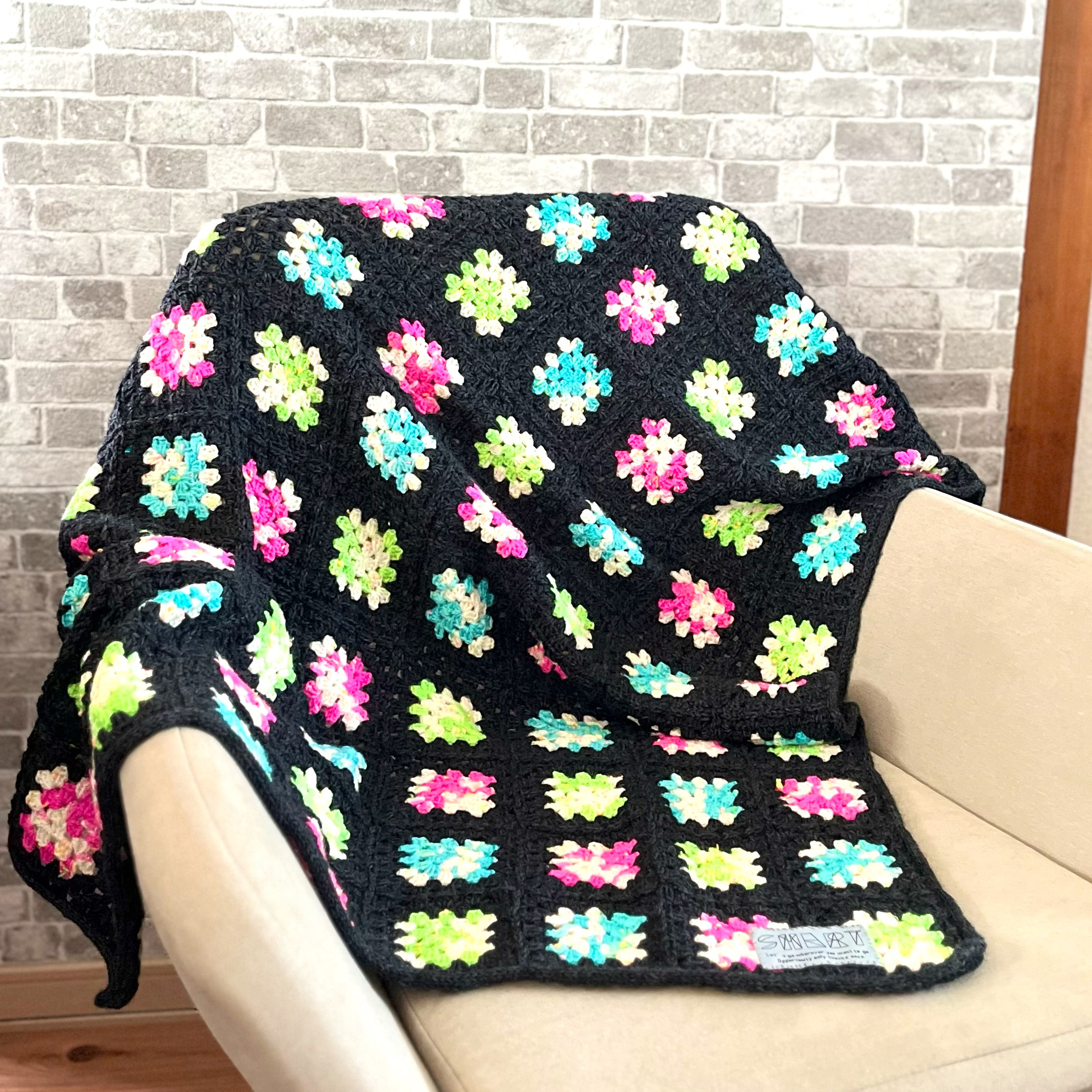 【送料無料】retoroモチーフブランケット［ネオンブラック］膝掛け　グラニースクエア　ソファーカバー　温活