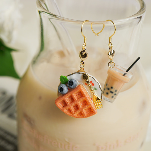 モーニングセットピアス｜ワッフル＆タピオカミルクティー ちょっぴり