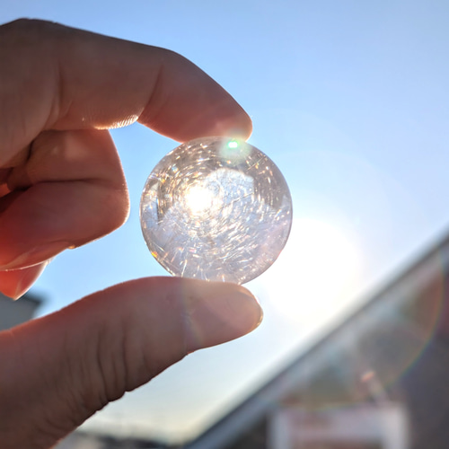 ルチルクォーツスフィア 33ミリ 最強針水晶 台座付 金銭運が爆