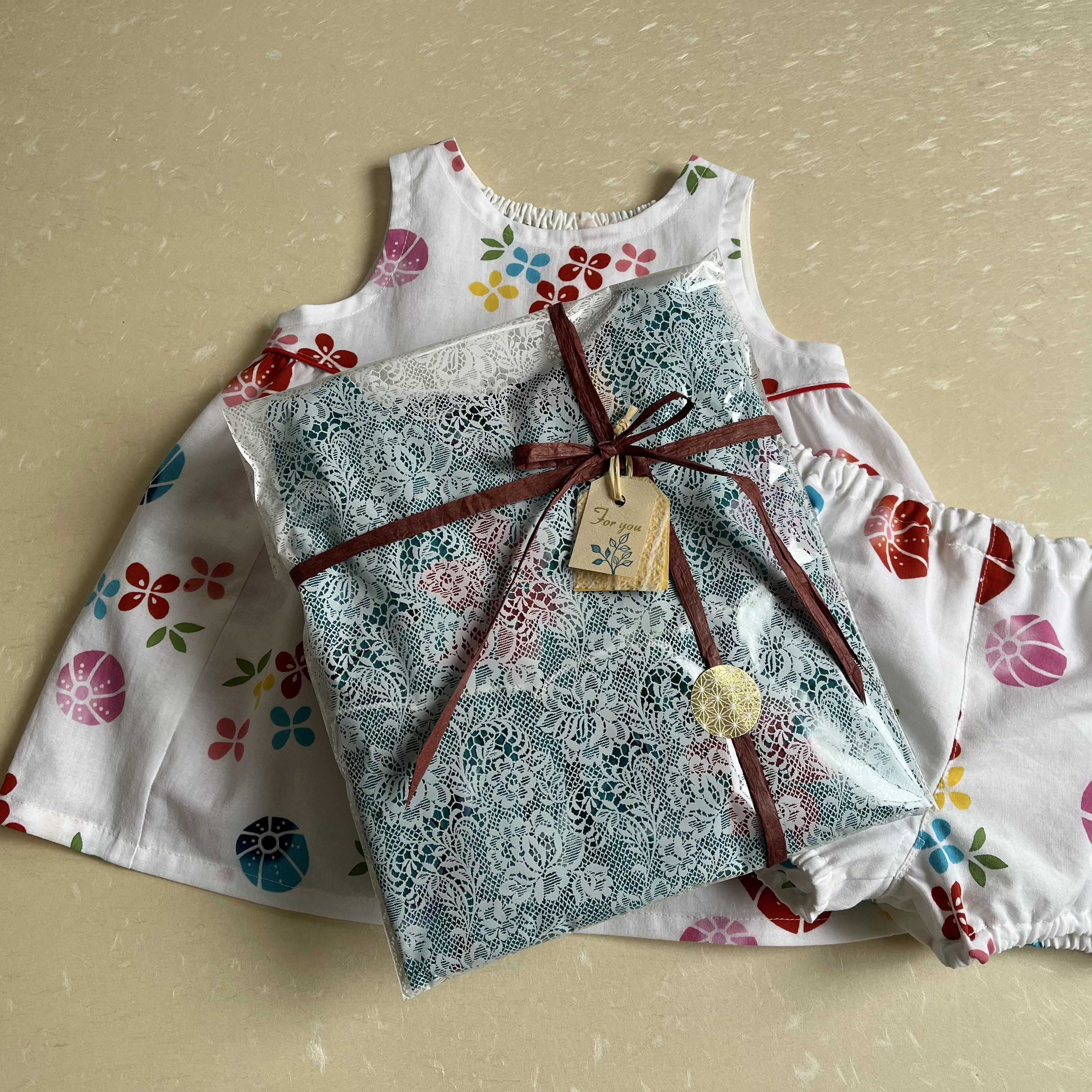 【ギフトセット】子供　浴衣地ひかえめフレアーワンピース　注染てまり（白地）　80～90〈受注製作〉