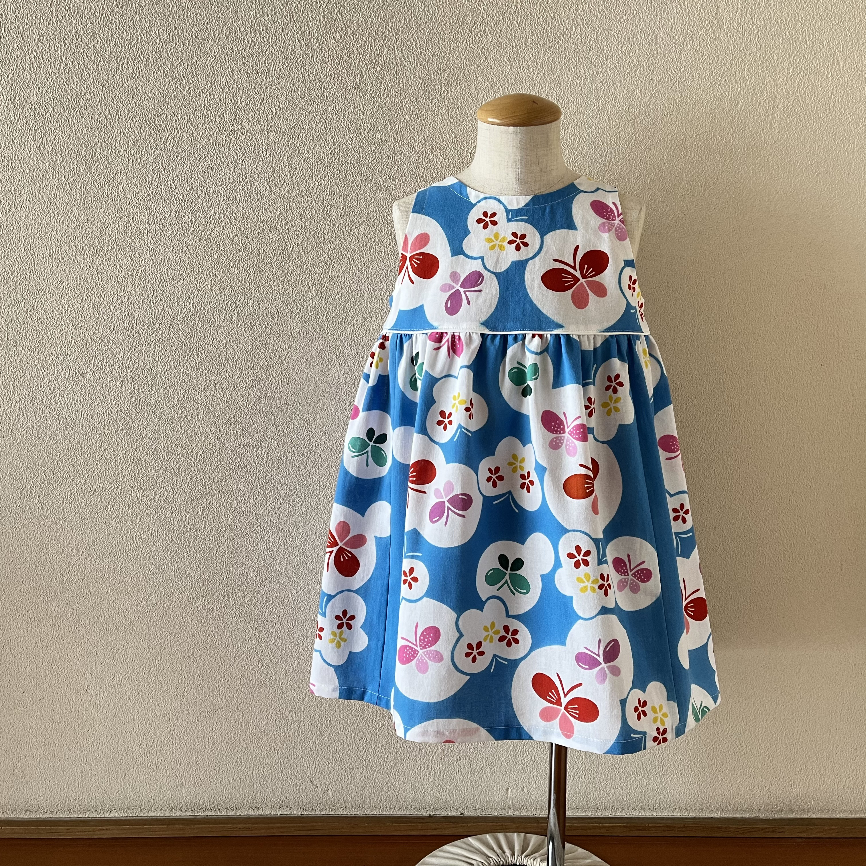 子供　浴衣地ひかえめフレアーワンピース　注染水玉ちょうちょ（水色地）　80～130〈受注製作〉