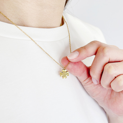 つけっぱなしOK！幸運を呼ぶ クローバーモチーフ サージカルステンレス