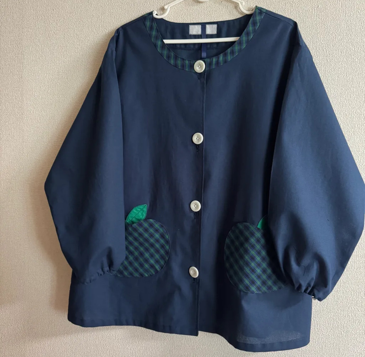 【S〜LL】大人用スモック｜りんごポケット グリーンチェック×ネイビー｜前ボタン 長袖 親子リンクコーデ◎