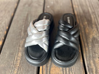 ２０２５新作、パフュームサンダル厚底ミュール