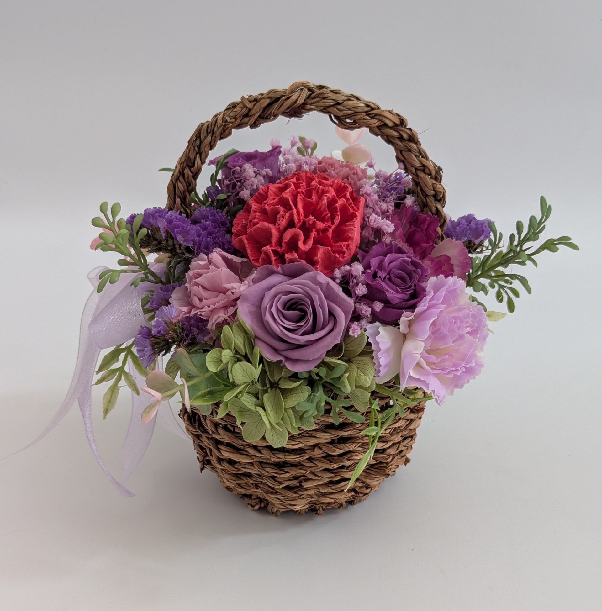 漆喰の花（カーネーション）プリザーブドフラワーとアーティフィシャルフラワーをたくさん使った小さめのパープル系の花かご