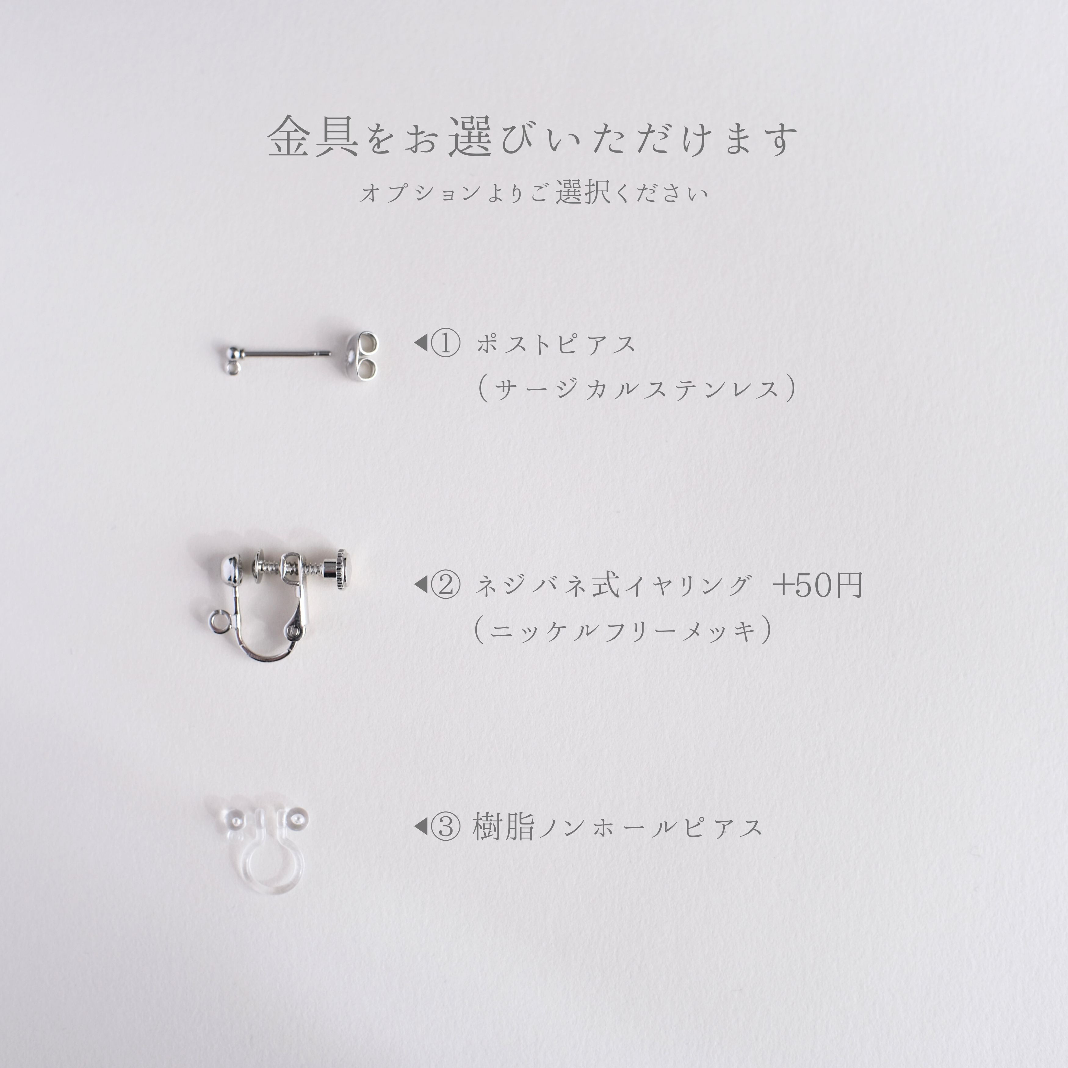 つまみ細工 「 まんまる野花の耳飾り 」【 アイボリー 】（ ピアス or イヤリング or ノンホールピアス）