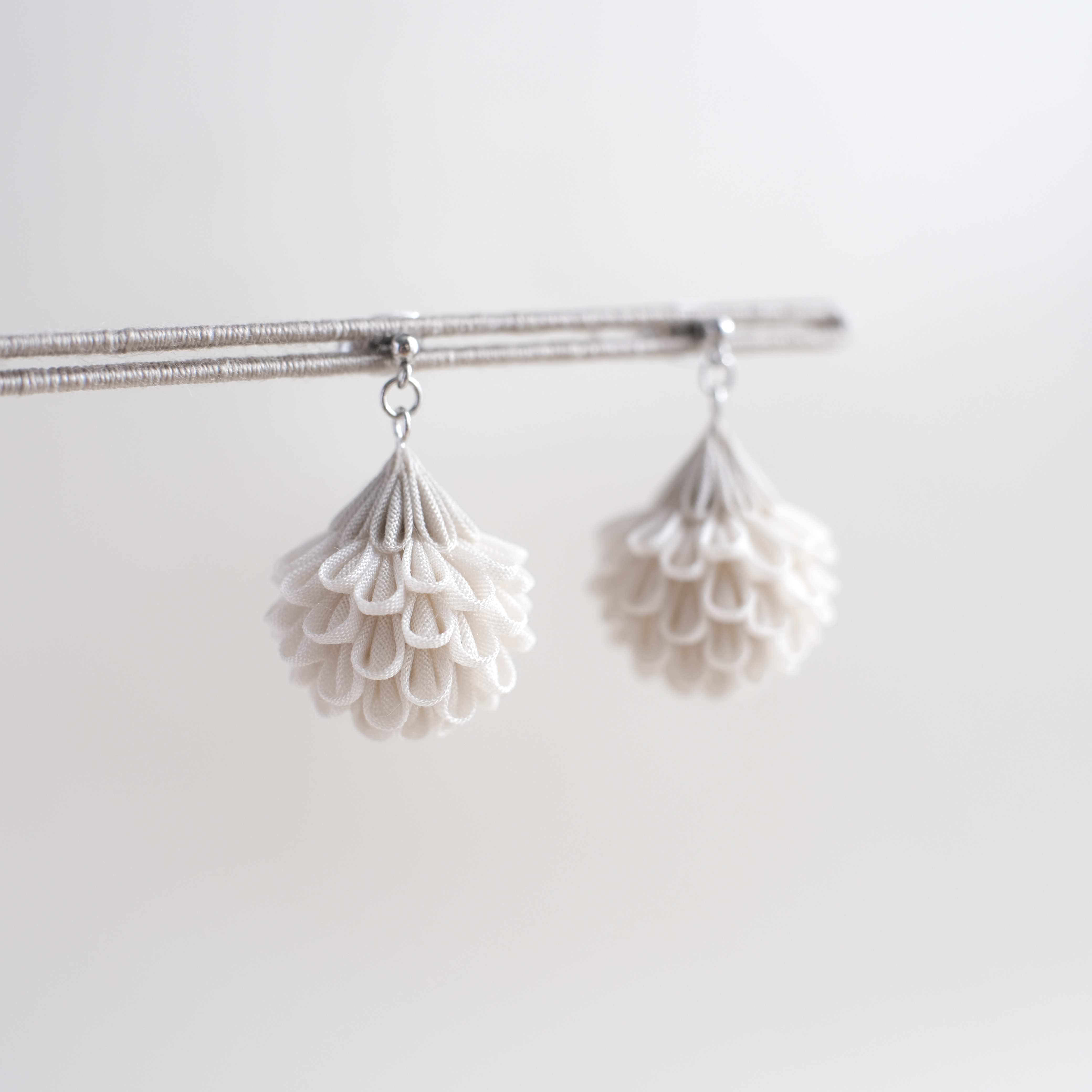 つまみ細工 「 まんまる野花の耳飾り 」【 アイボリー 】（ ピアス or イヤリング or ノンホールピアス）