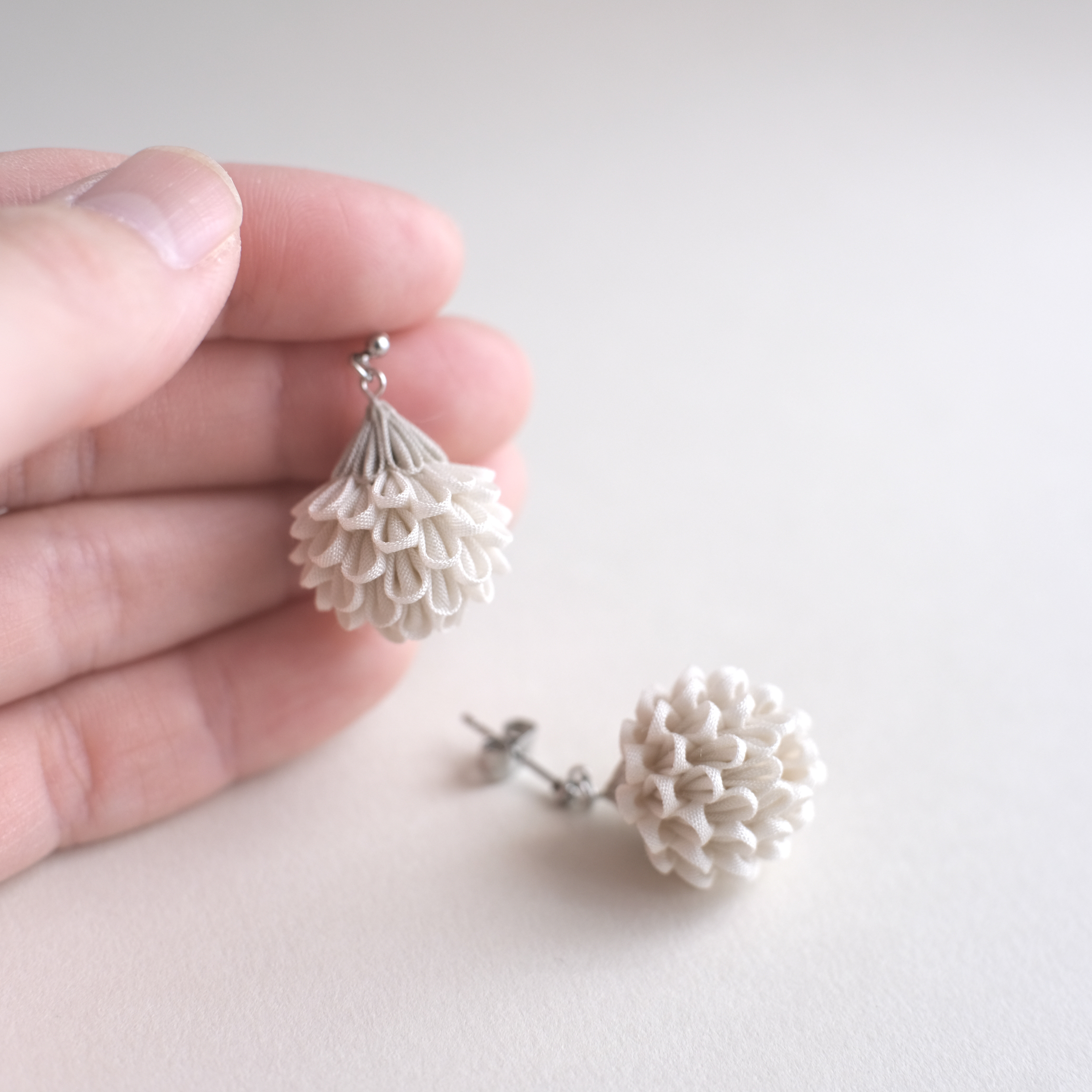 つまみ細工 「 まんまる野花の耳飾り 」【 アイボリー 】（ ピアス or イヤリング or ノンホールピアス）