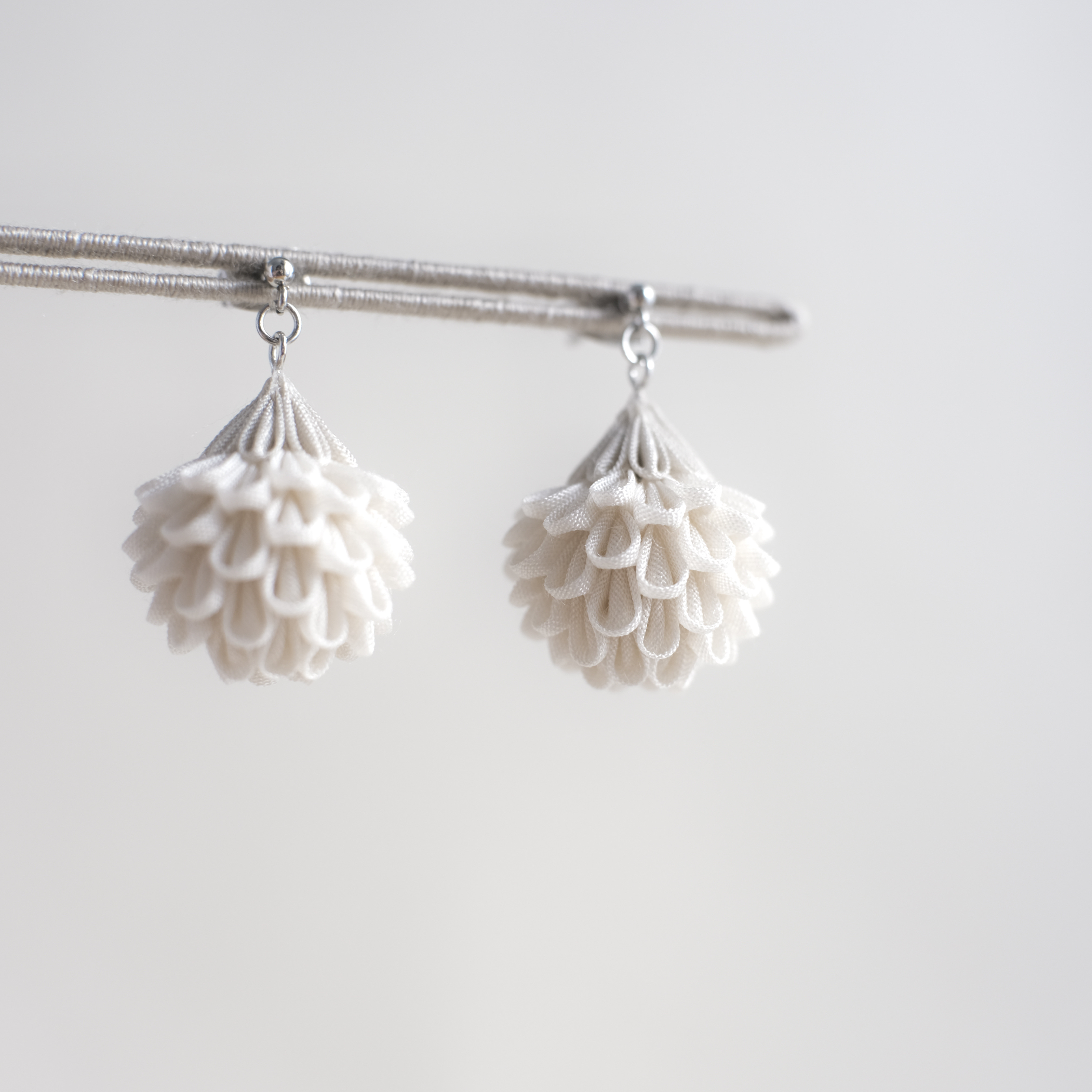 つまみ細工 「 まんまる野花の耳飾り 」【 アイボリー 】（ ピアス or イヤリング or ノンホールピアス）