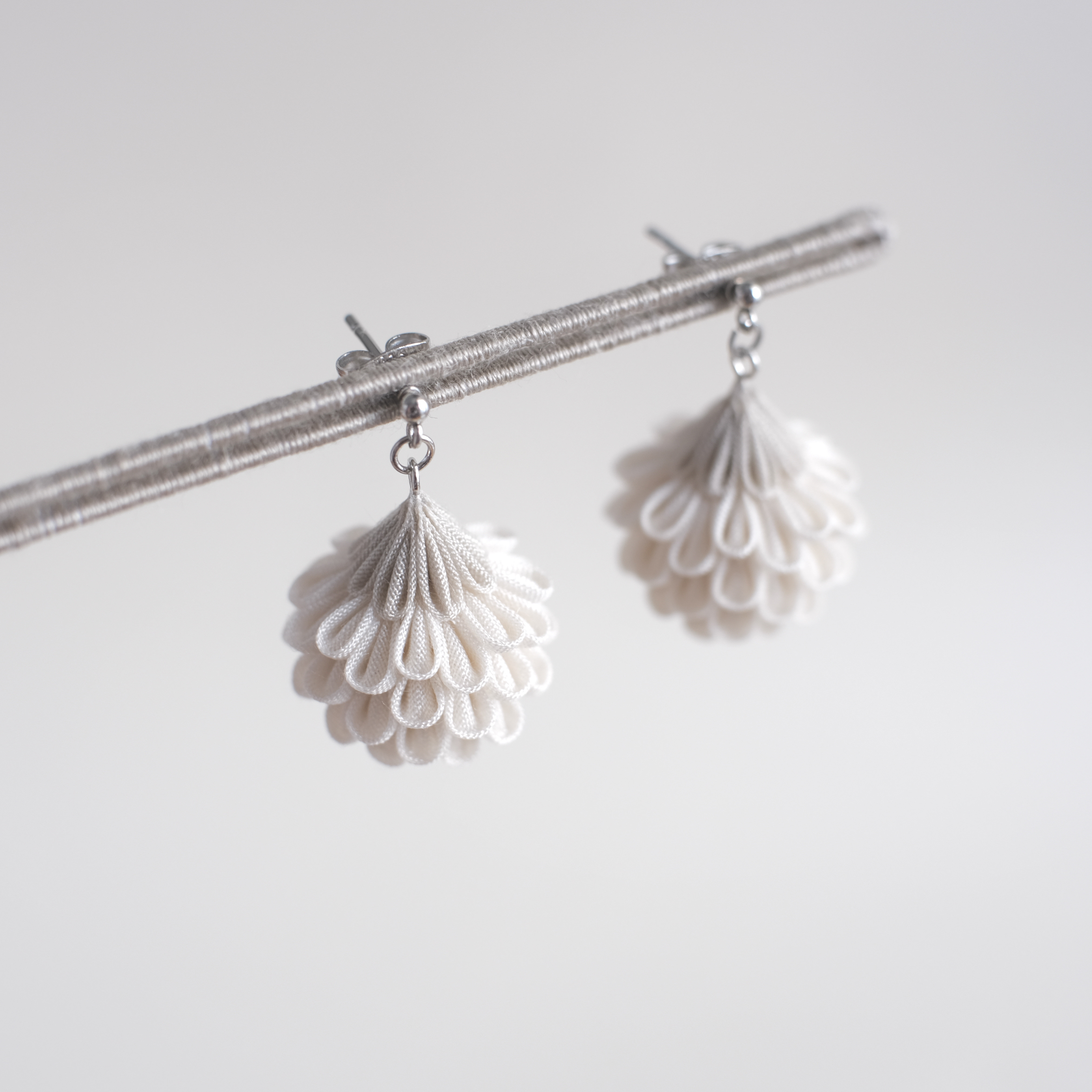 つまみ細工 「 まんまる野花の耳飾り 」【 アイボリー 】（ ピアス or イヤリング or ノンホールピアス）