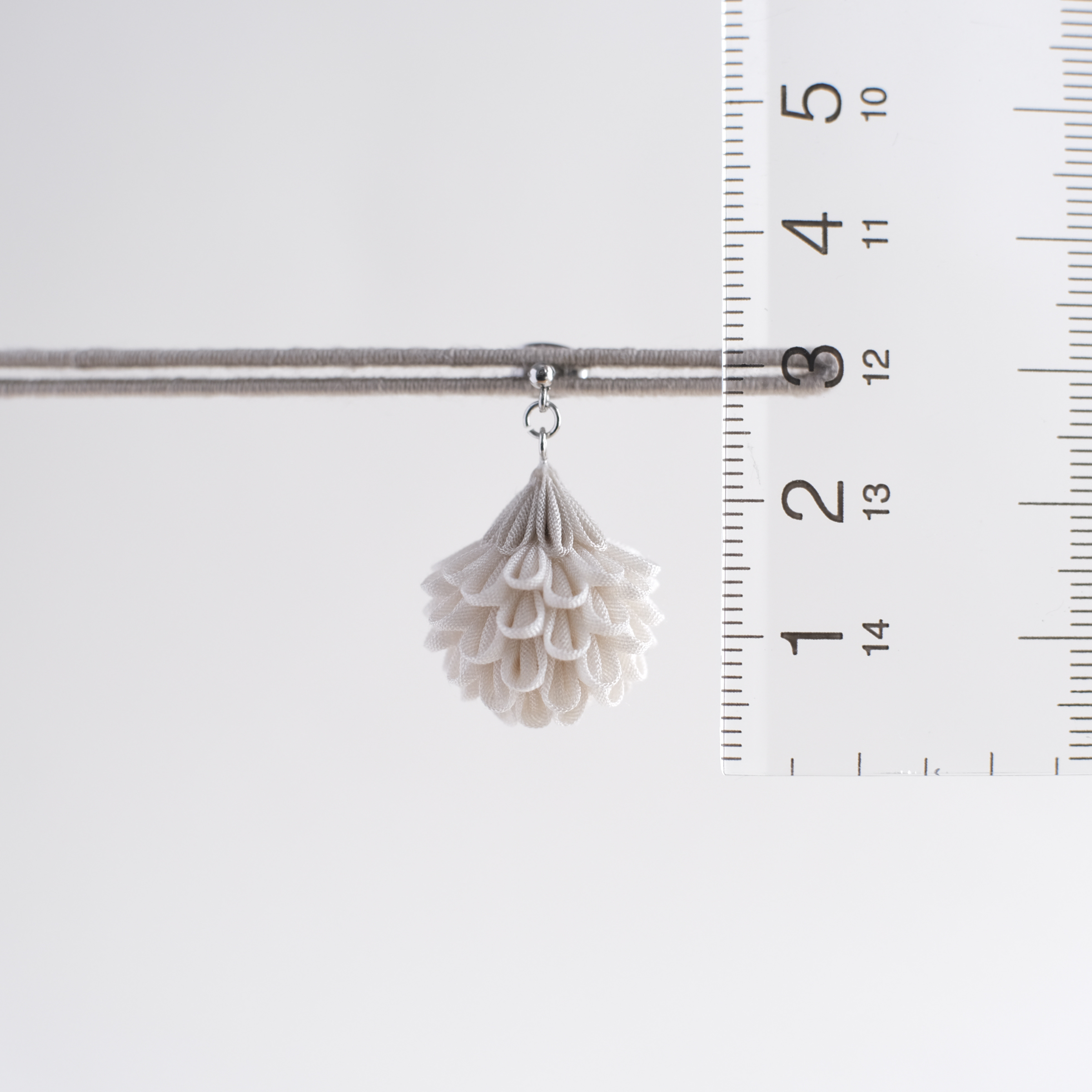 つまみ細工 「 まんまる野花の耳飾り 」【 アイボリー 】（ ピアス or イヤリング or ノンホールピアス）