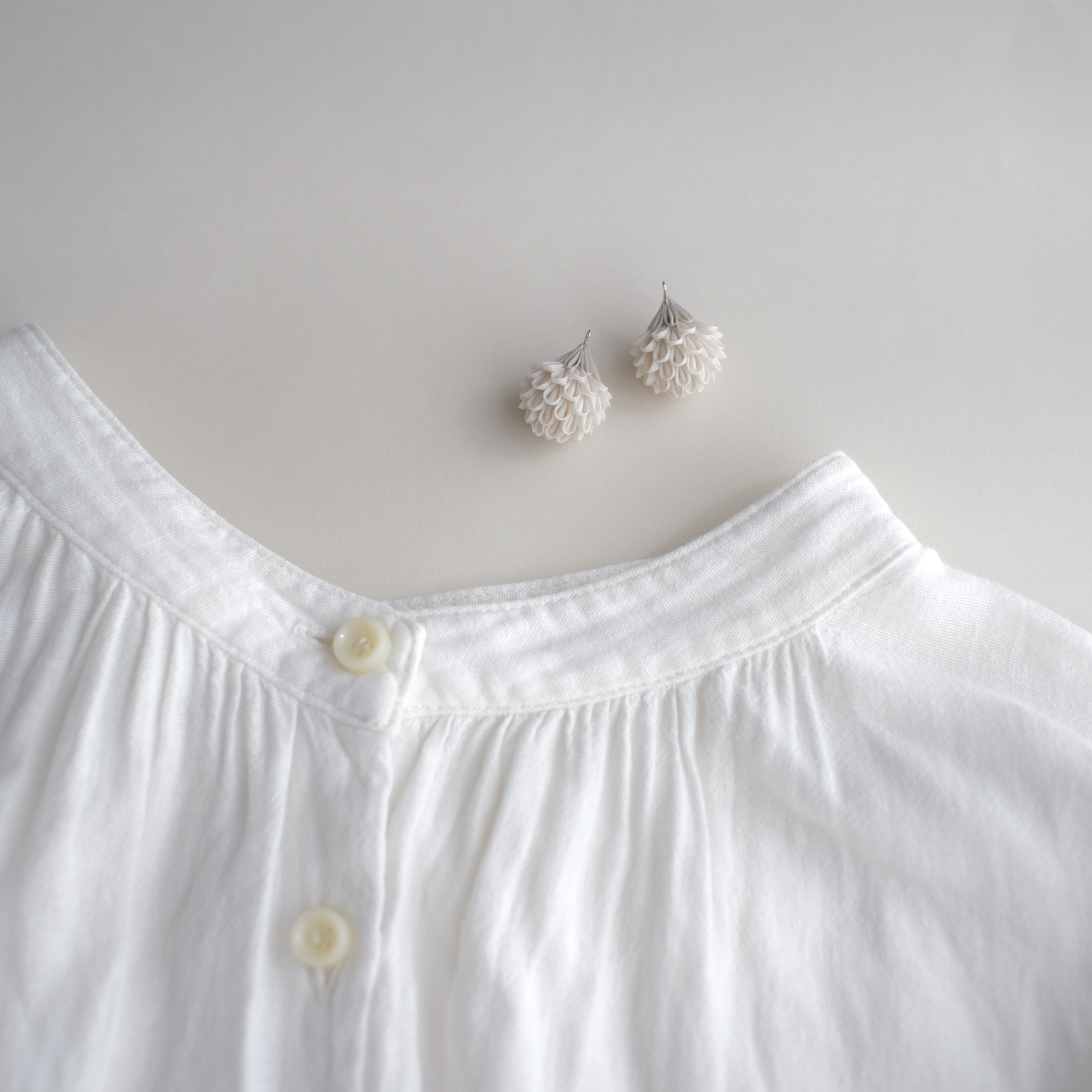 つまみ細工 「 まんまる野花の耳飾り 」【 アイボリー 】（ ピアス or イヤリング or ノンホールピアス）