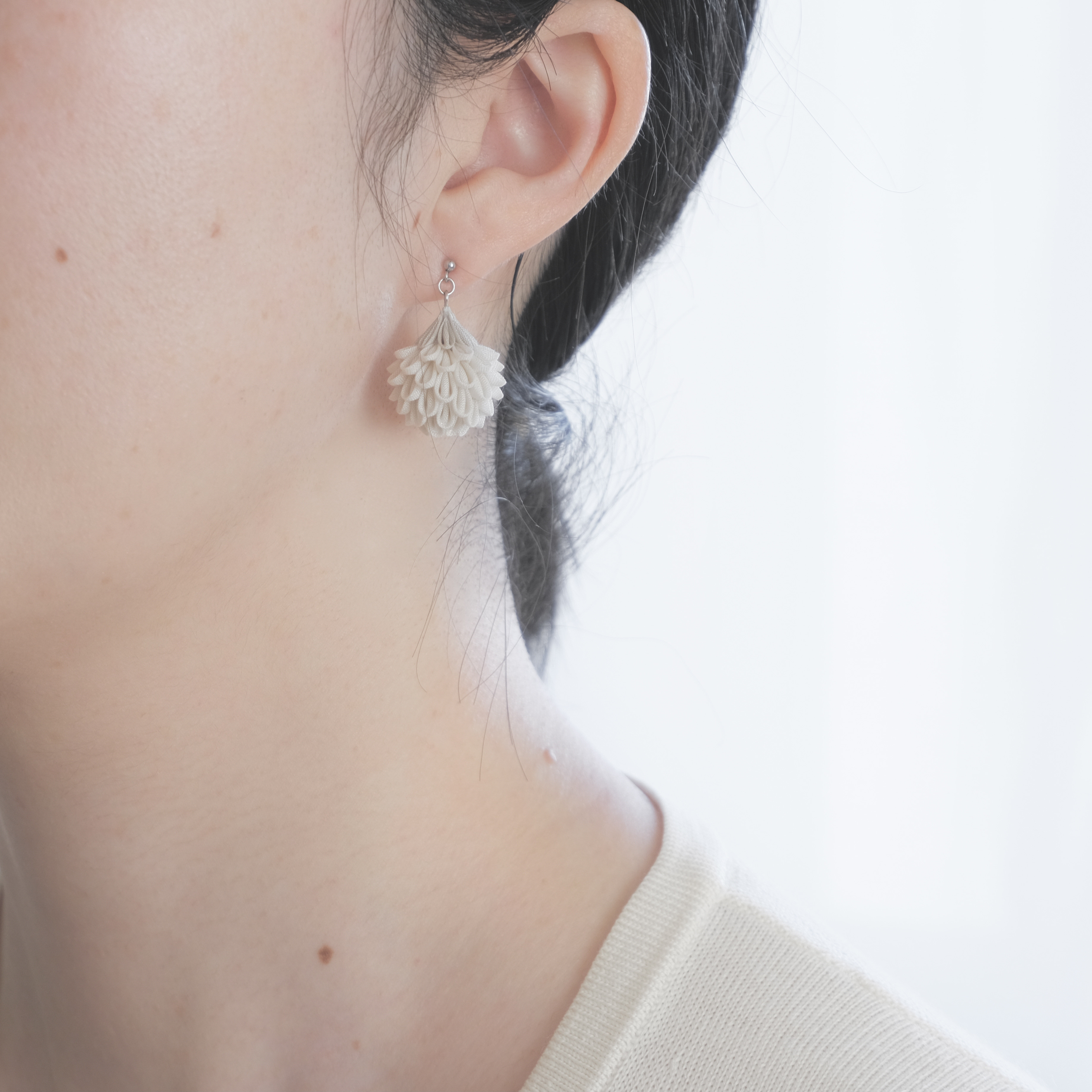 つまみ細工 「 まんまる野花の耳飾り 」【 アイボリー 】（ ピアス or イヤリング or ノンホールピアス）