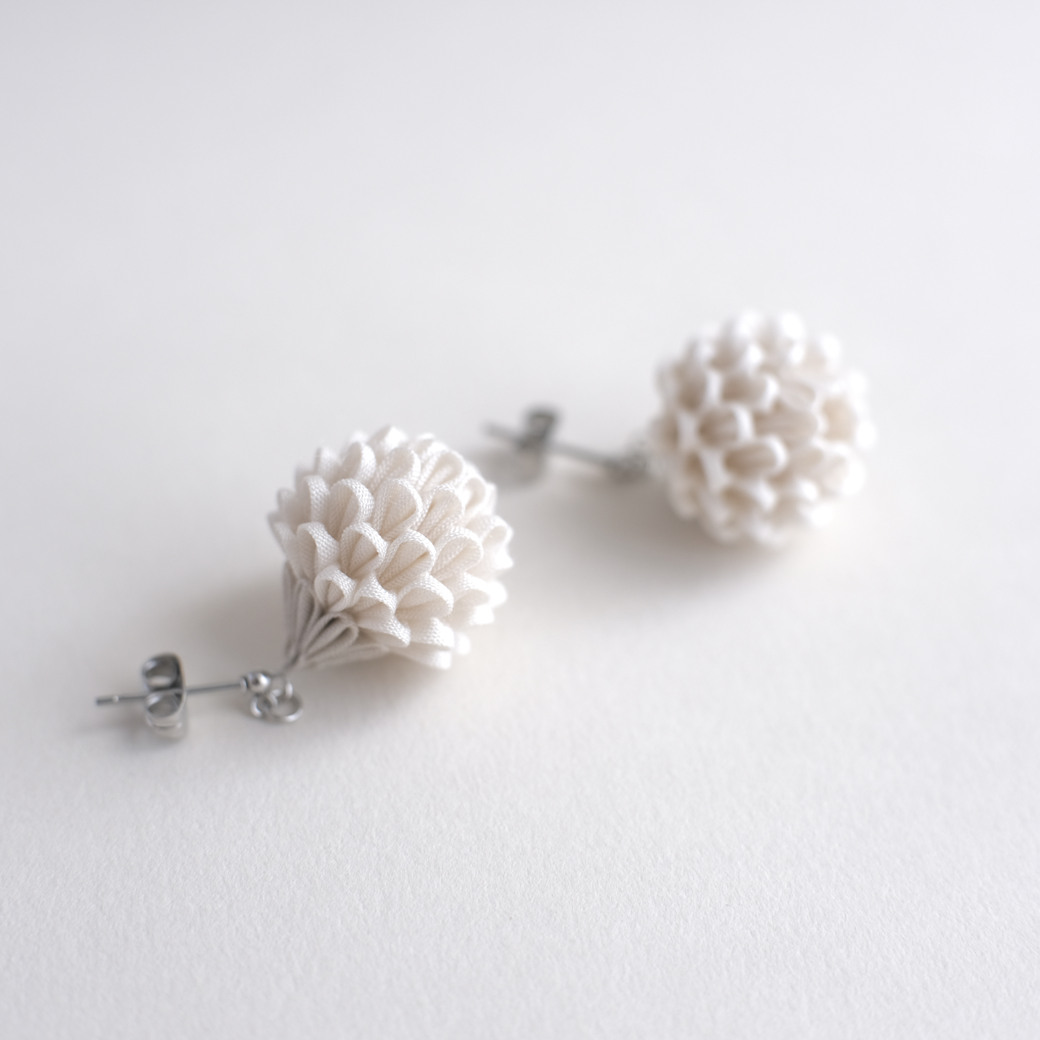 つまみ細工 「 まんまる野花の耳飾り 」【 アイボリー 】（ ピアス or イヤリング or ノンホールピアス）