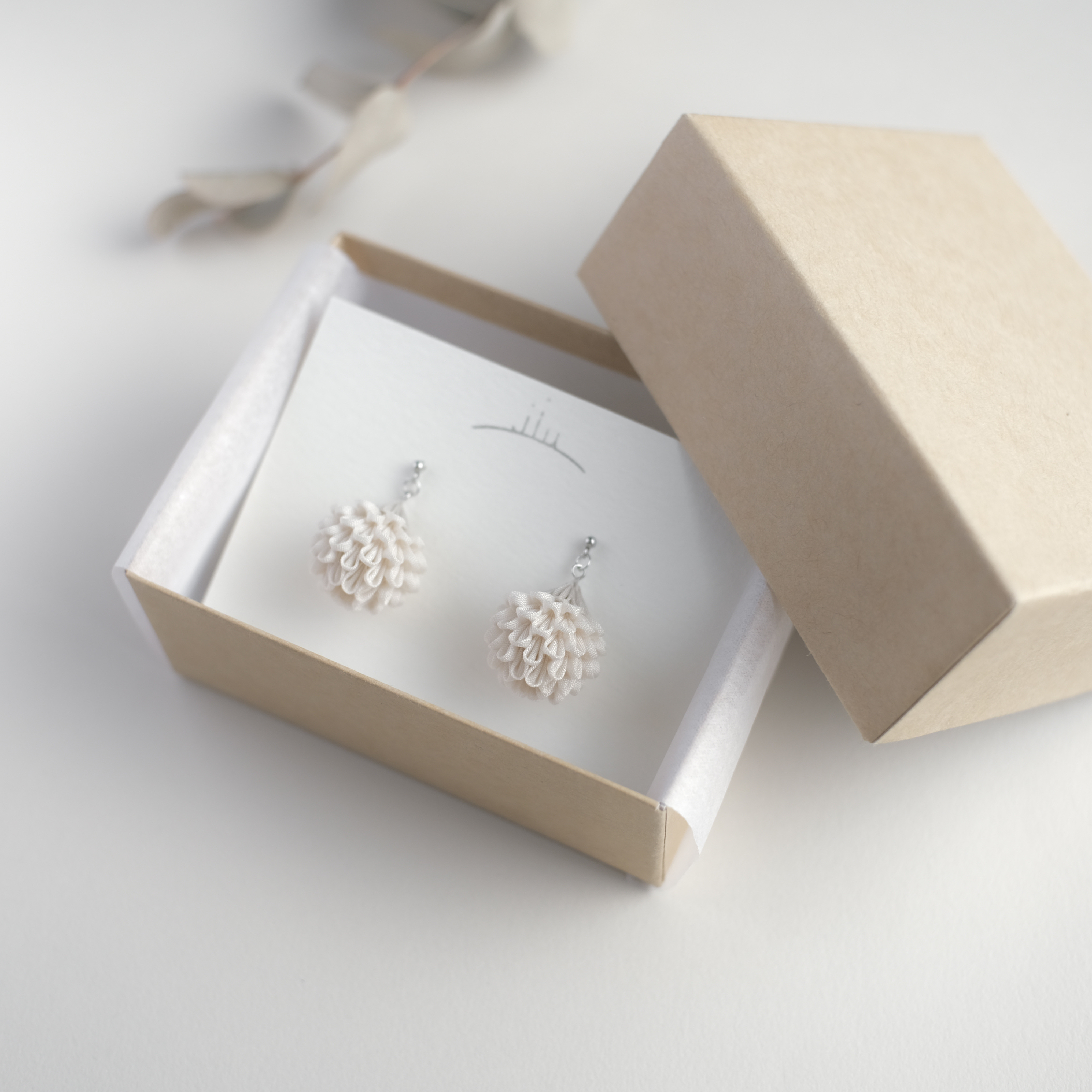 つまみ細工 「 まんまる野花の耳飾り 」【 アイボリー 】（ ピアス or イヤリング or ノンホールピアス）