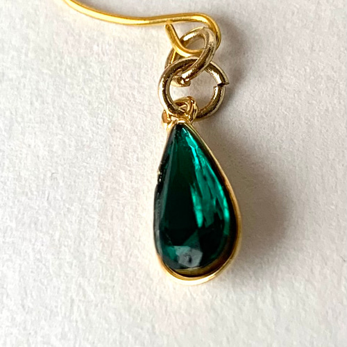 小さなエメラルドフックピアス 一粒 小刻みに揺れる ピアス（フック