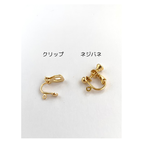 小さなエメラルドフックピアス 一粒 小刻みに揺れる ピアス（フック